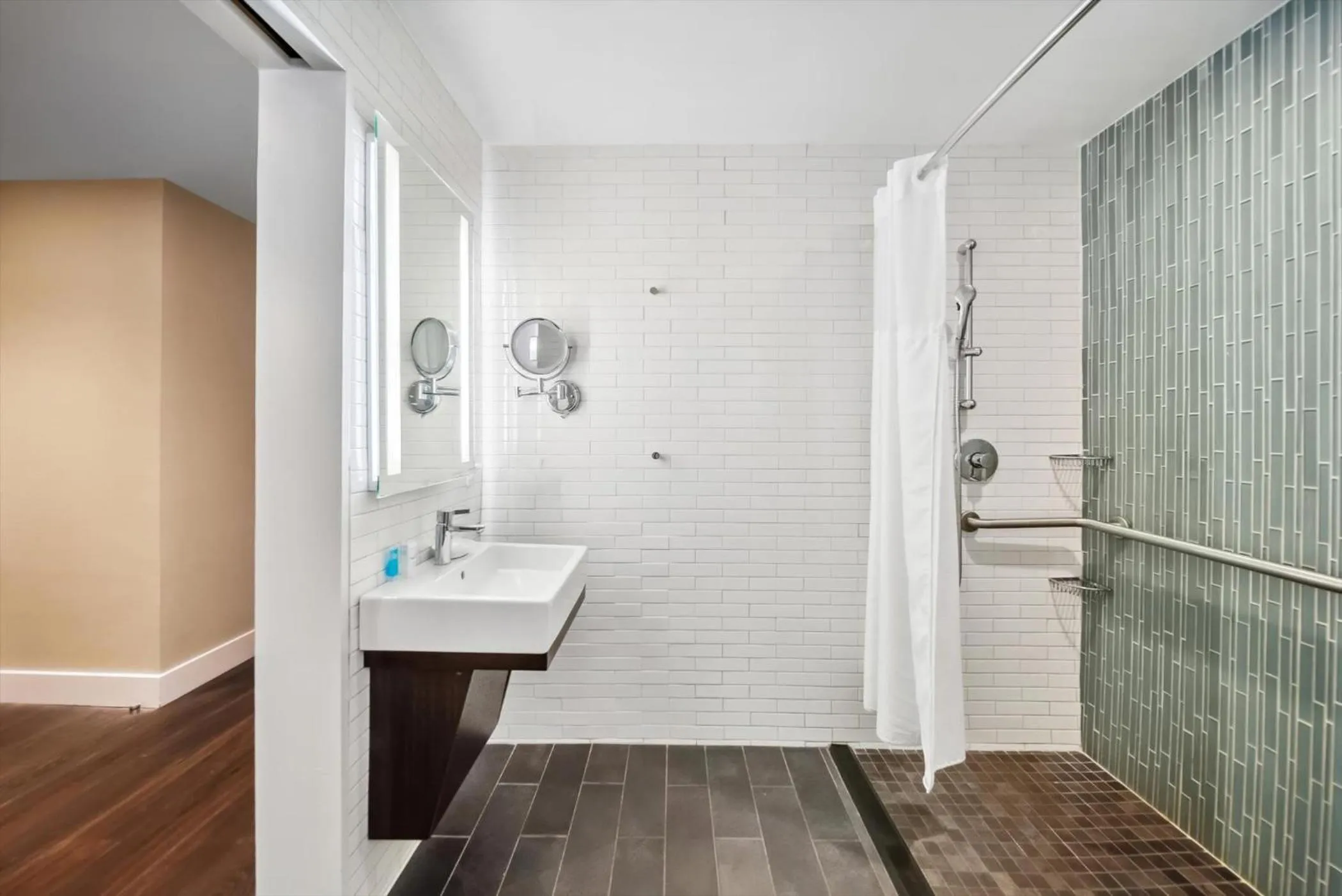 Bathroom in Lexington Plaza Hotel