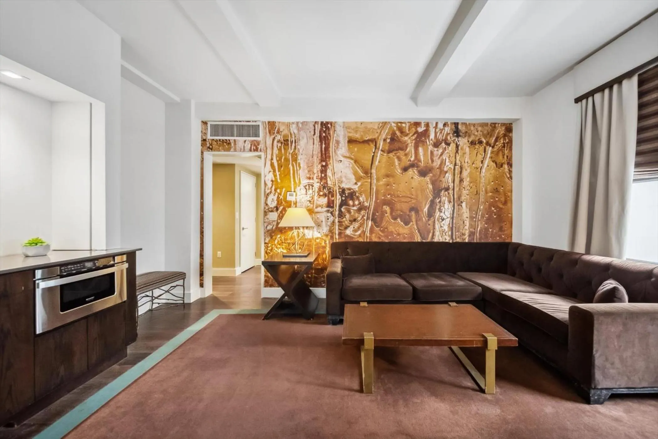 Living room in Lexington Plaza Hotel