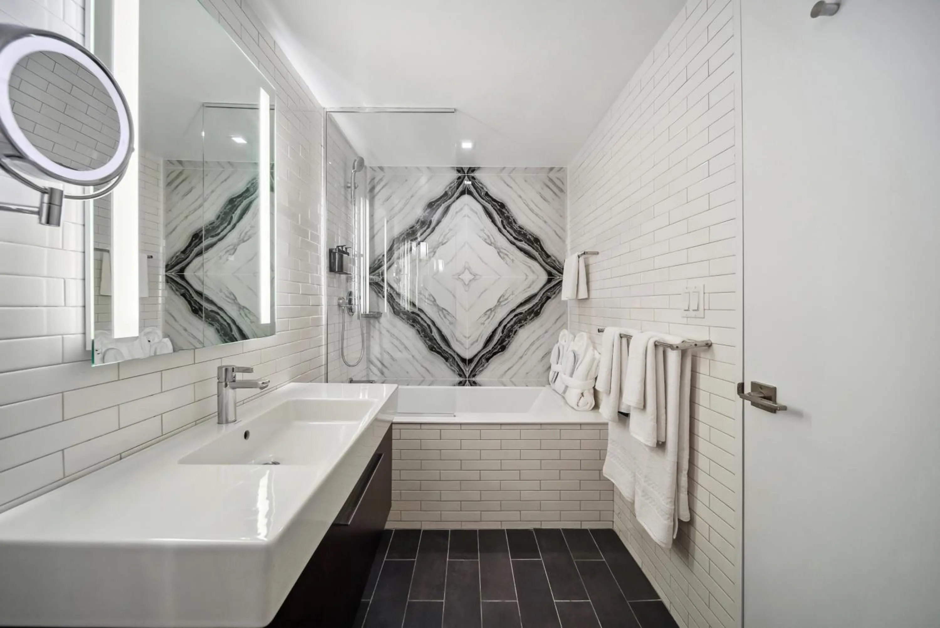 Bath in Lexington Plaza Hotel