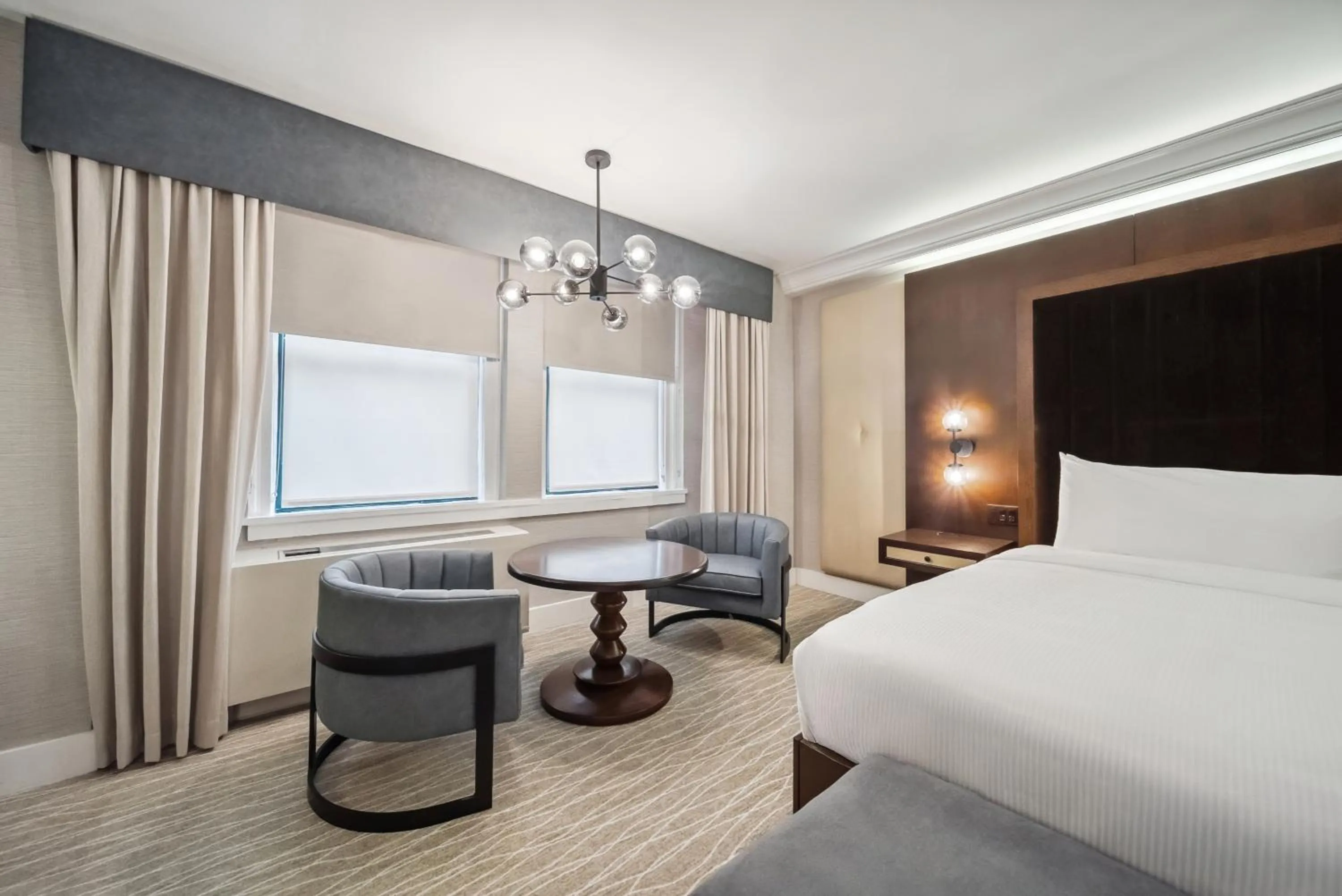 Seating area, Bed in Lexington Plaza Hotel