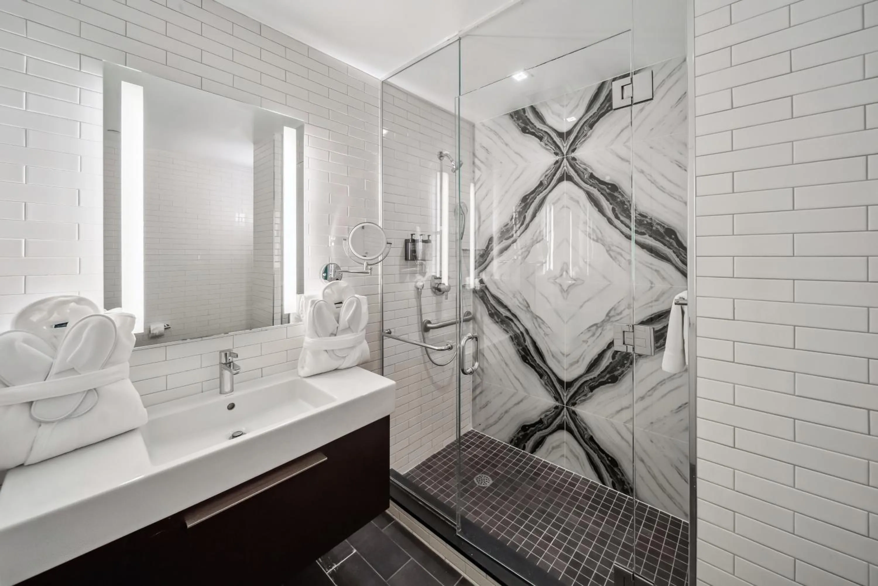 Shower in Lexington Plaza Hotel