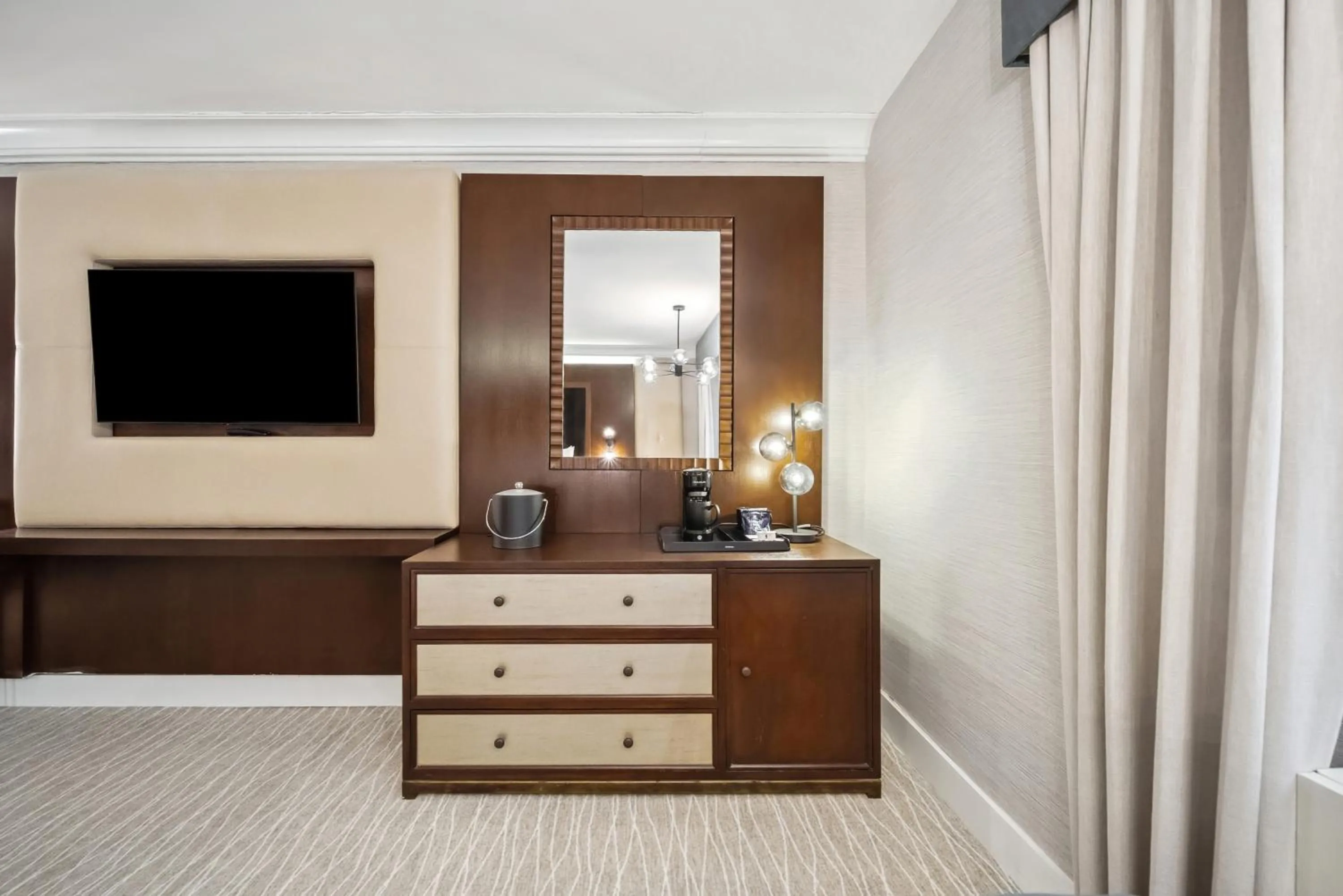 TV and multimedia in Lexington Plaza Hotel