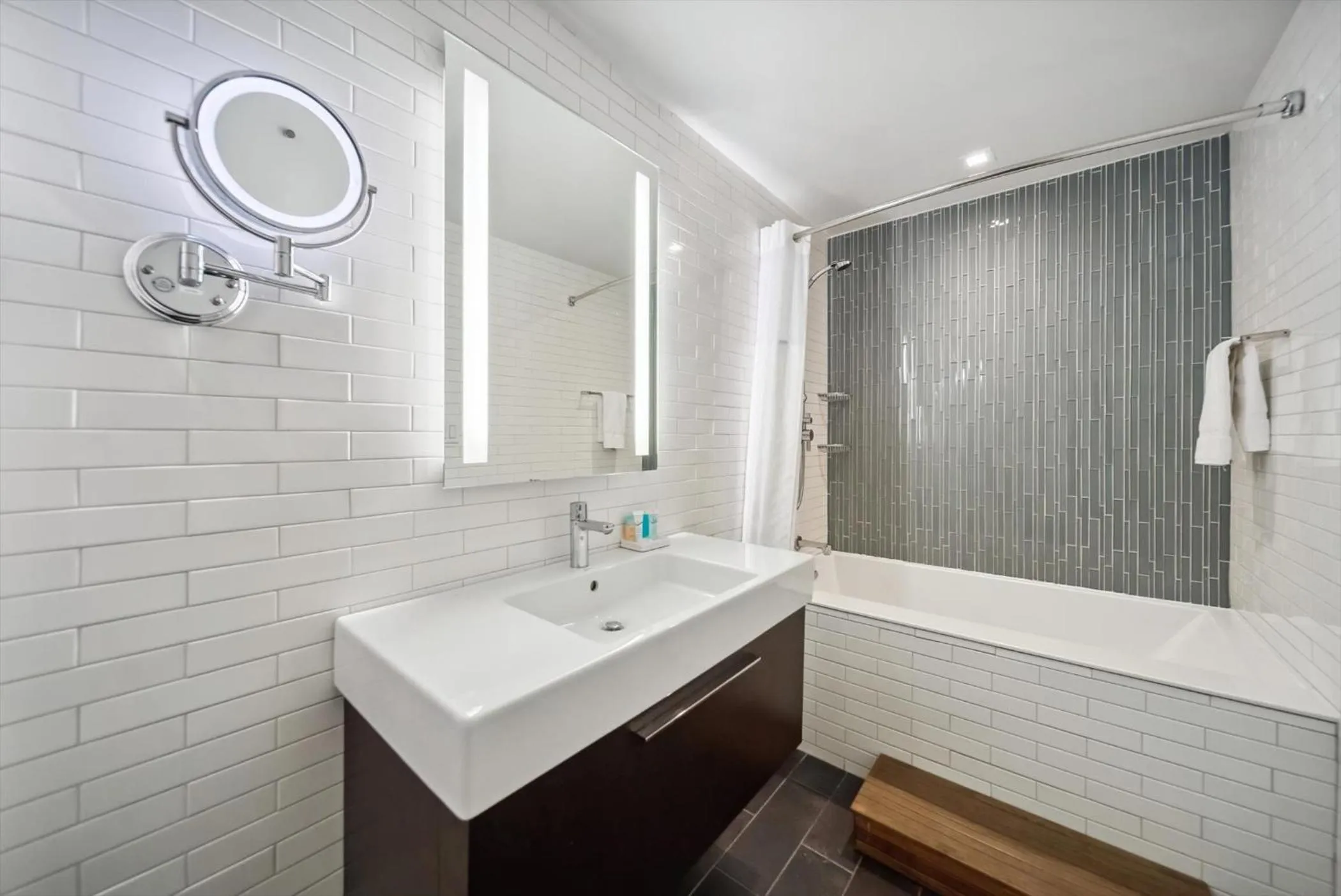 Bathroom in Lexington Plaza Hotel