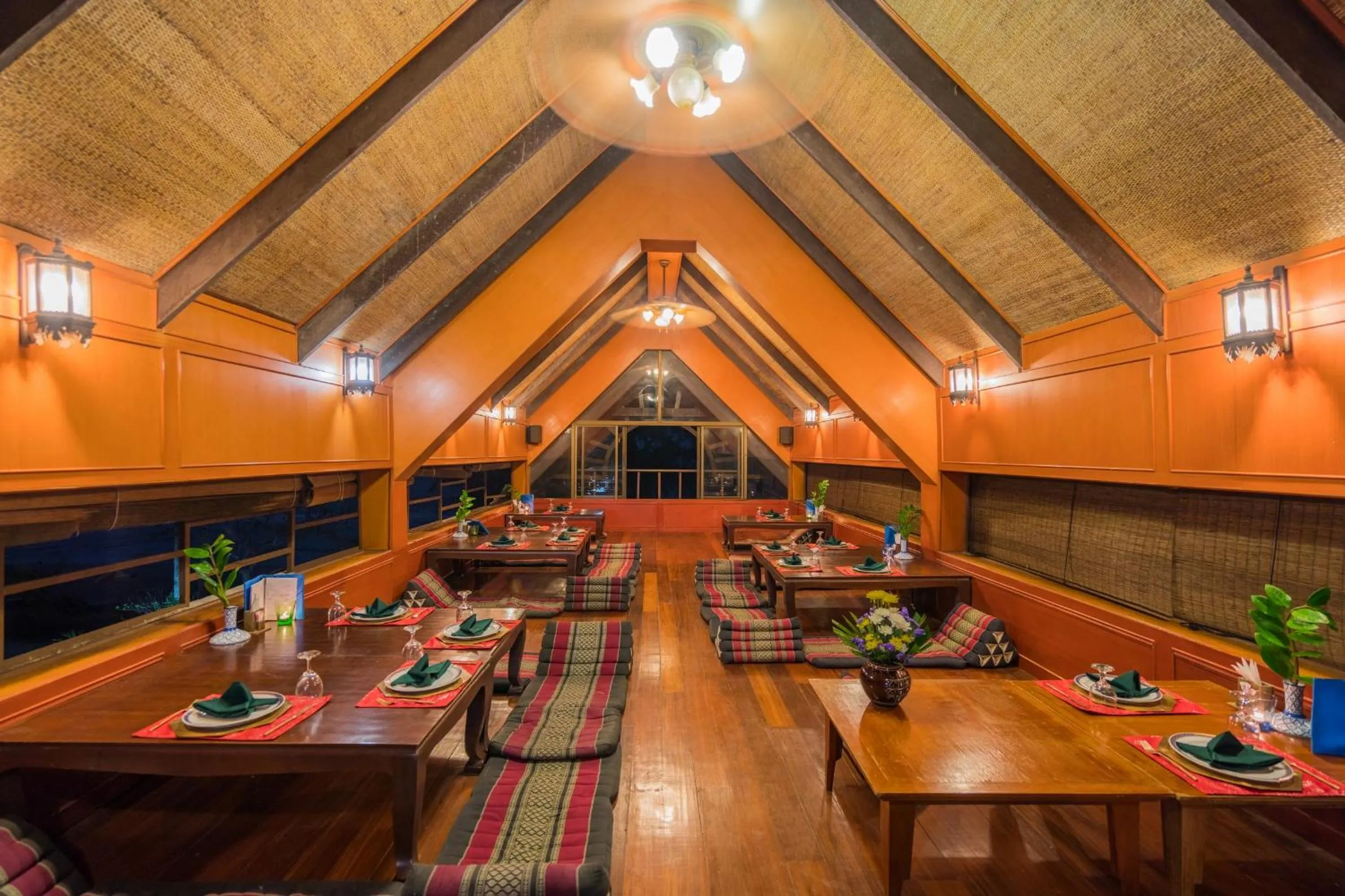 Restaurant/places to eat in Coral Hotel Bangsaphan