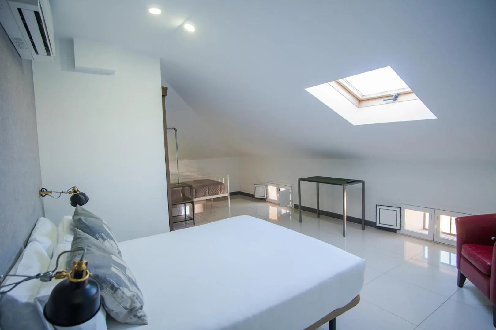 Photo of the whole room, Bed in The Lights City Rooms