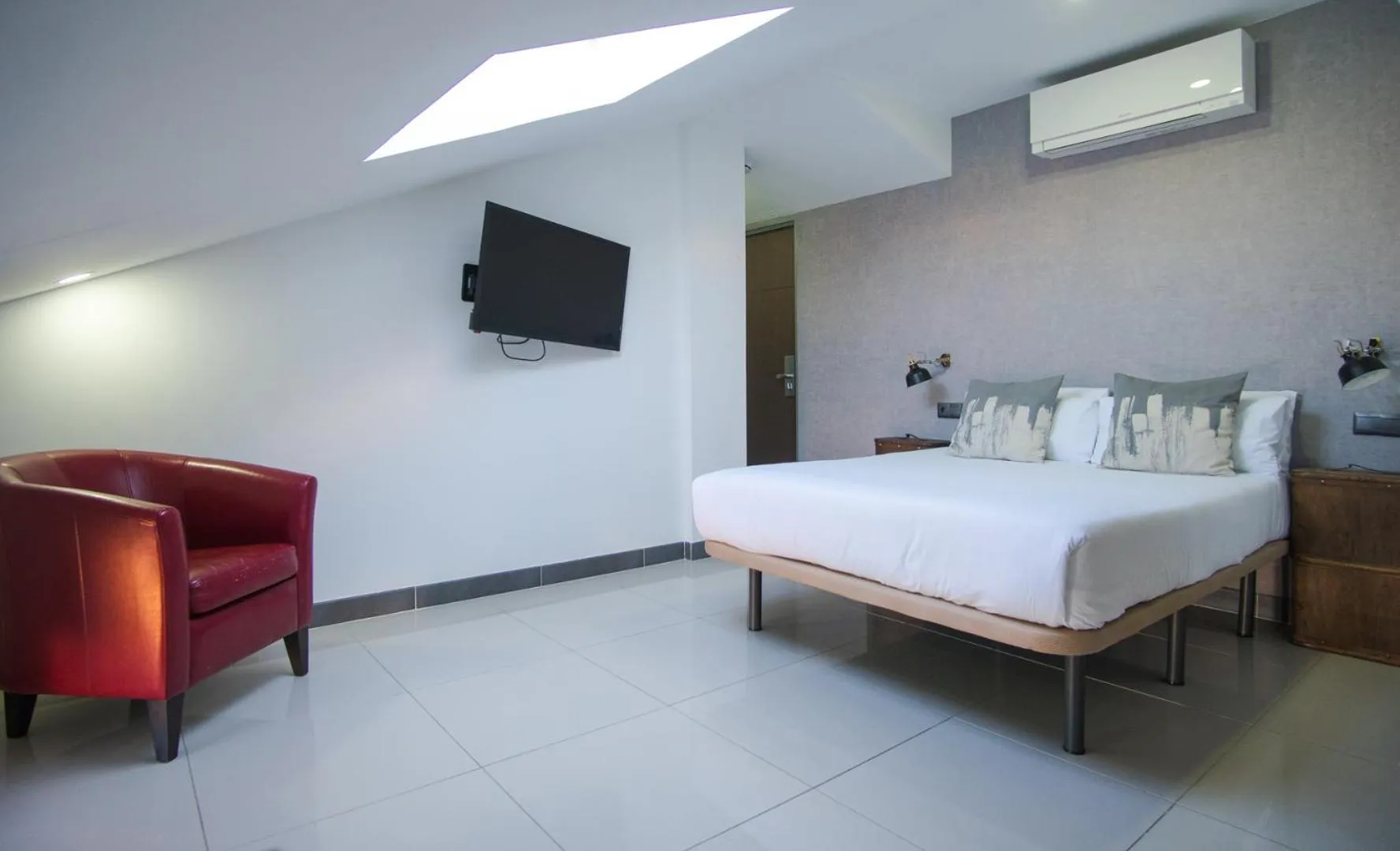 Photo of the whole room, Bed in The Lights City Rooms