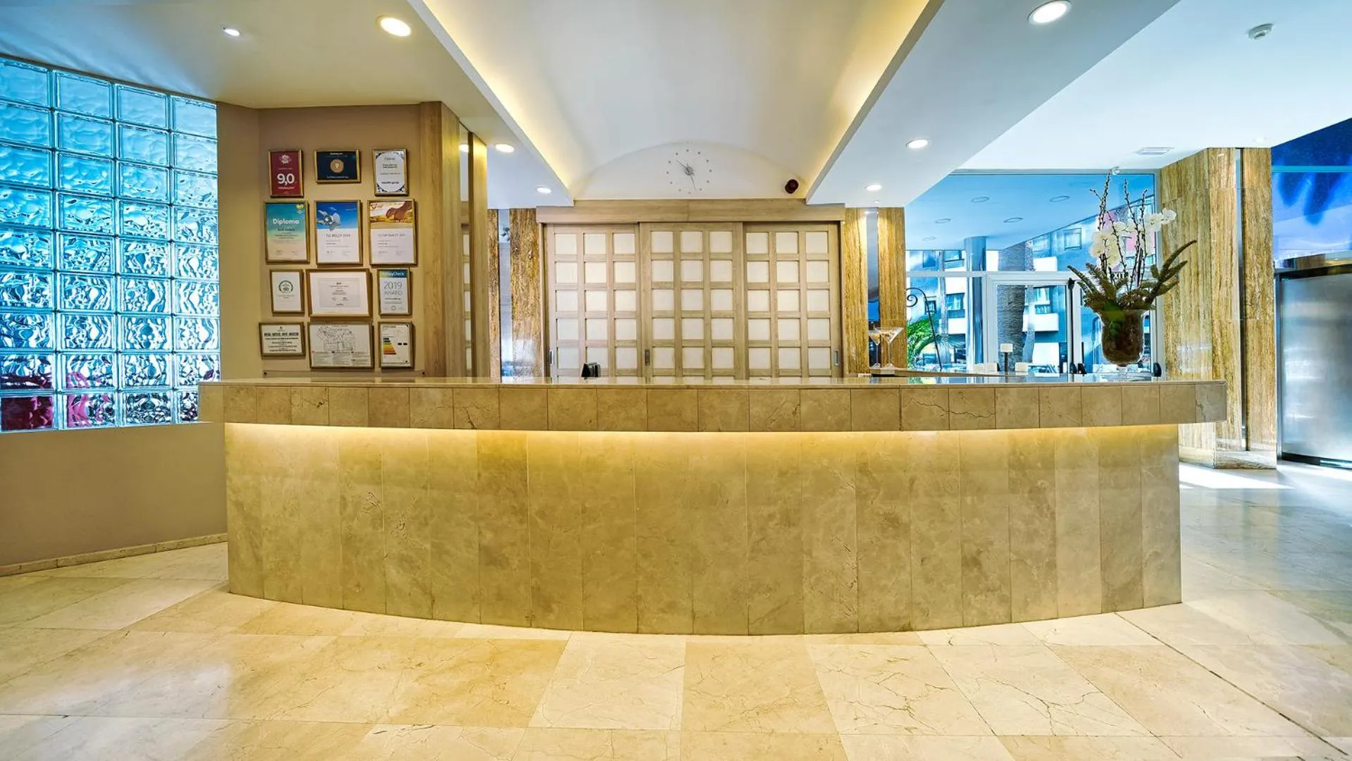 Property building in Bull Reina Isabel & SPA