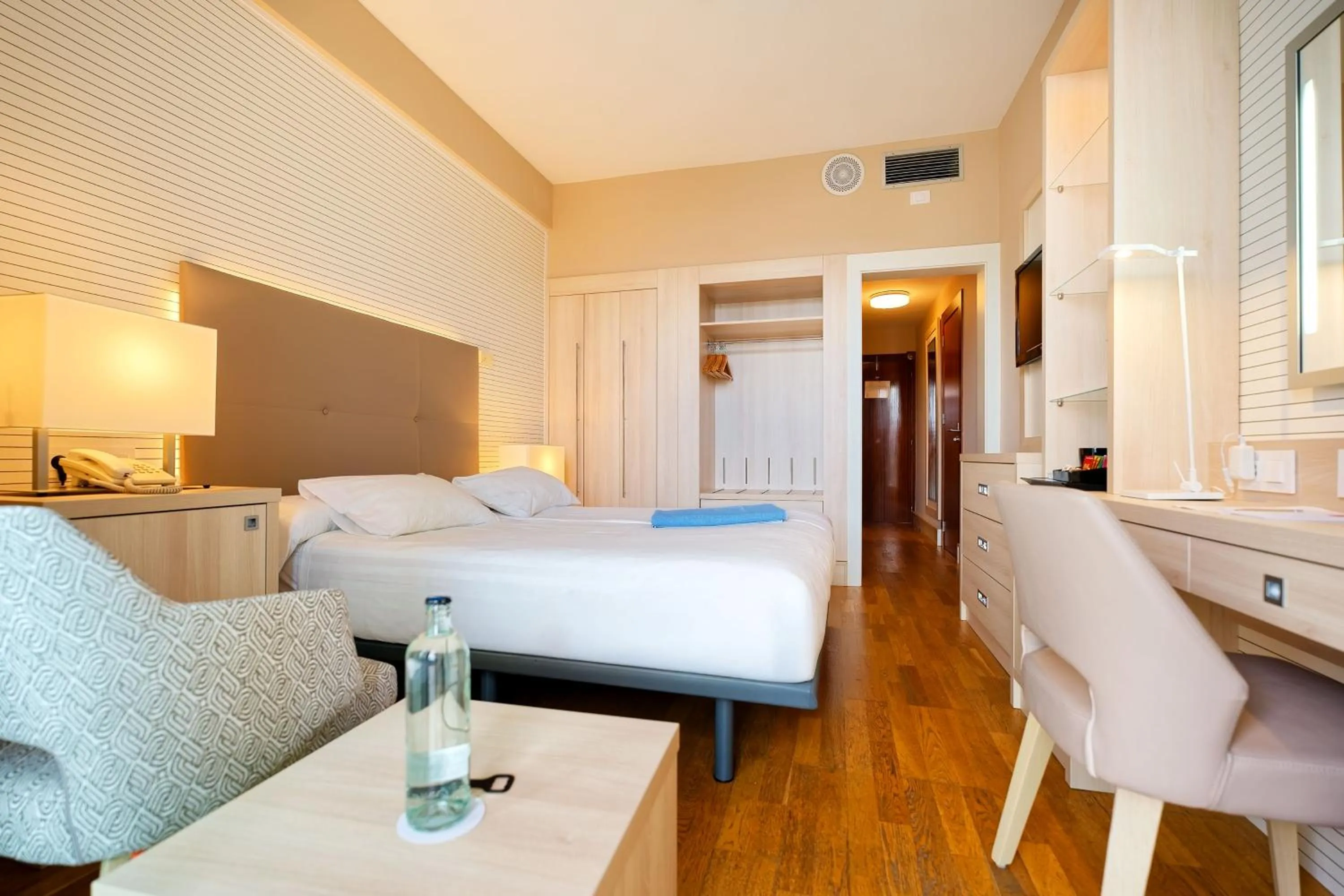 Photo of the whole room, Bed in Bull Reina Isabel & SPA