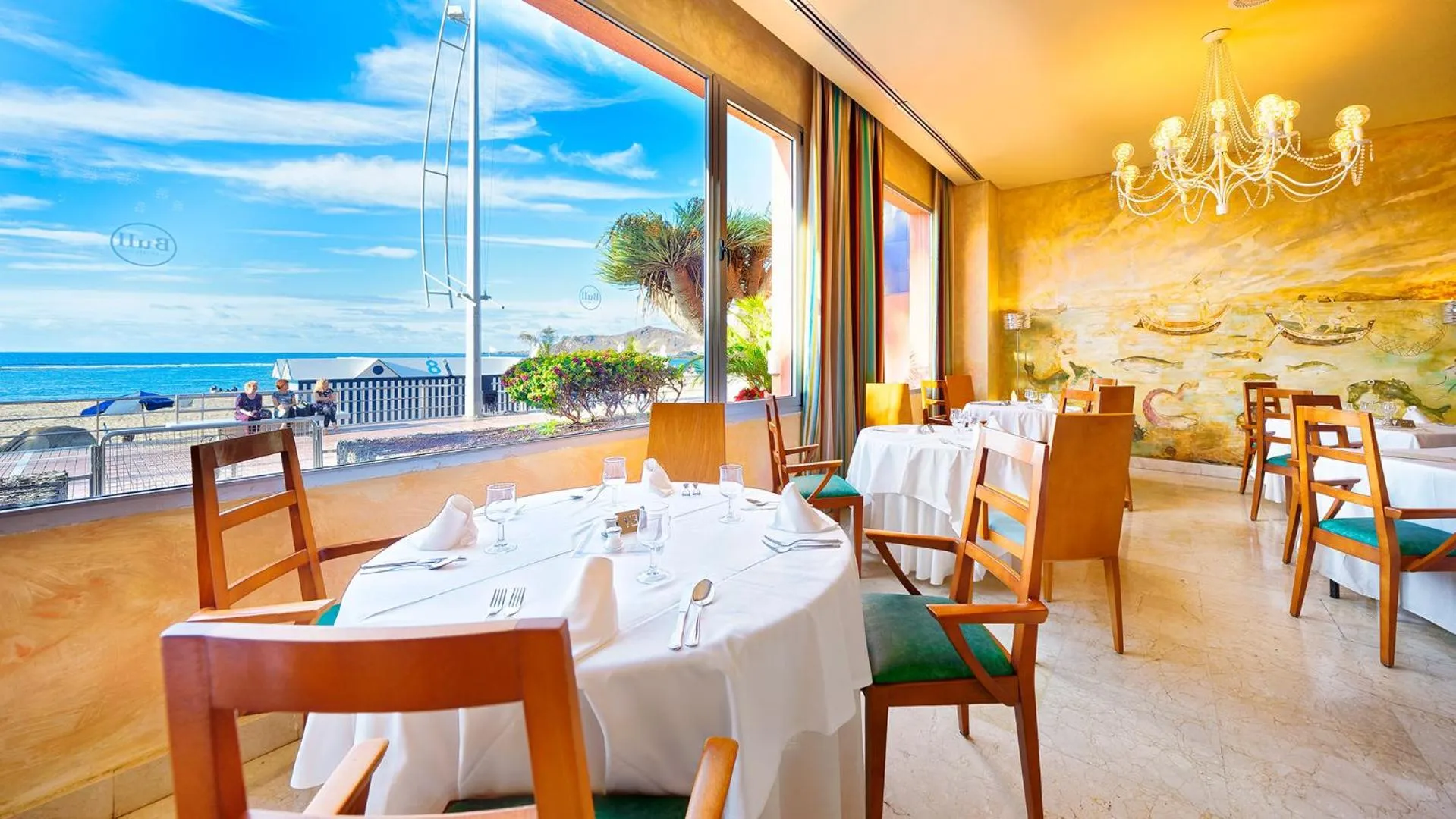 Restaurant/places to eat in Bull Reina Isabel & SPA