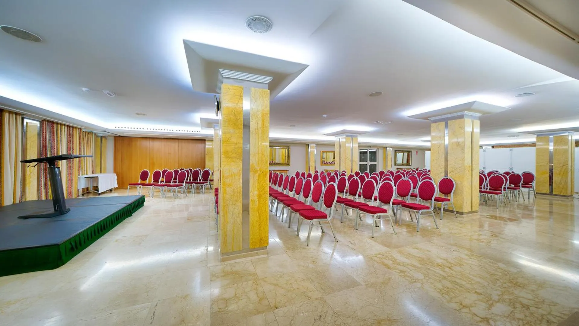 Meeting/conference room in Bull Reina Isabel & SPA