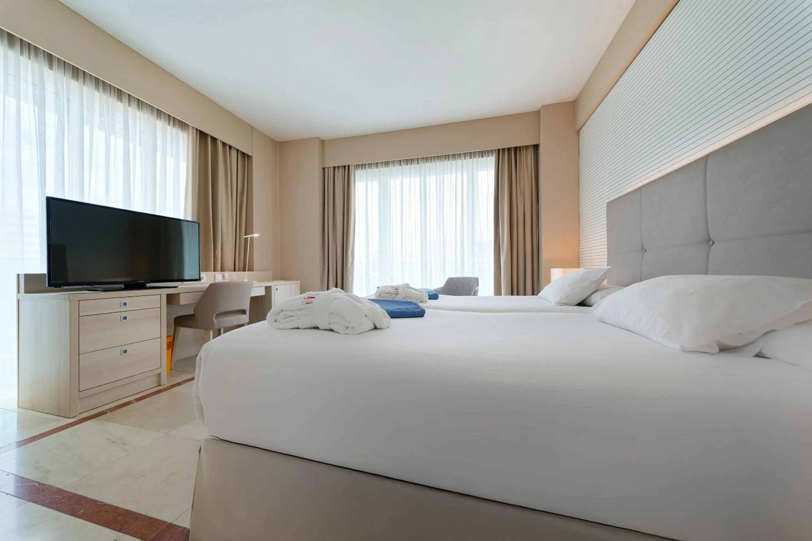 Bedroom, Bed in Bull Reina Isabel & SPA