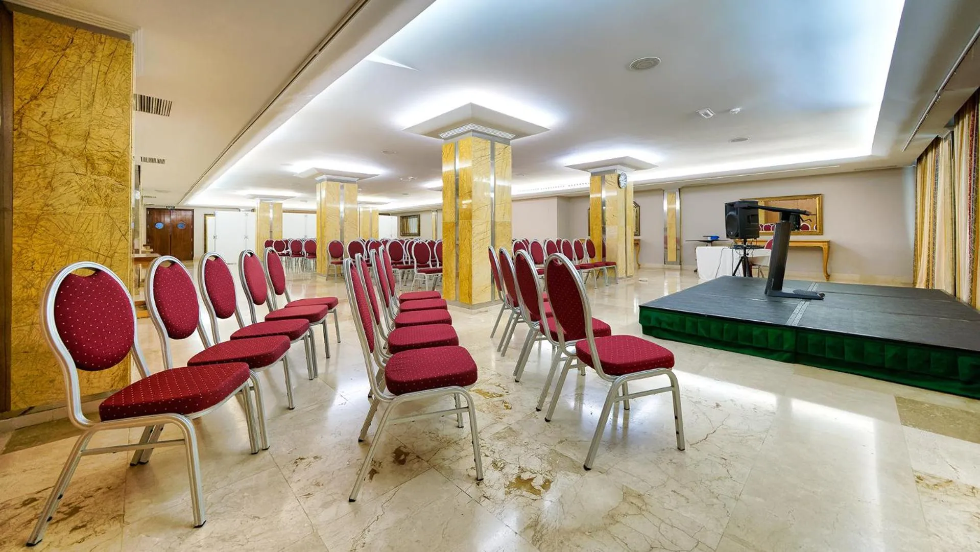 Meeting/conference room in Bull Reina Isabel & SPA