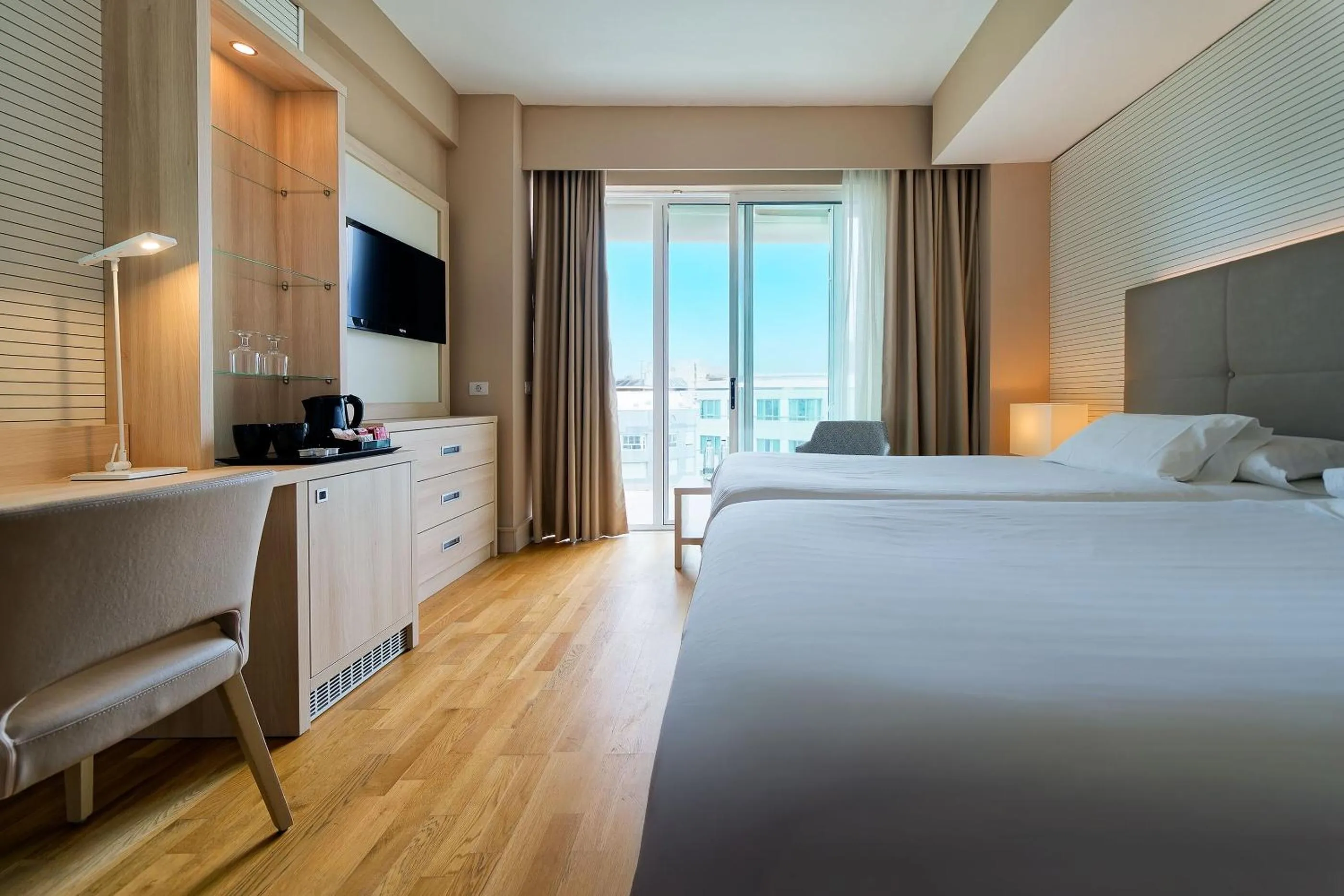 Photo of the whole room, Bed in Bull Reina Isabel & SPA