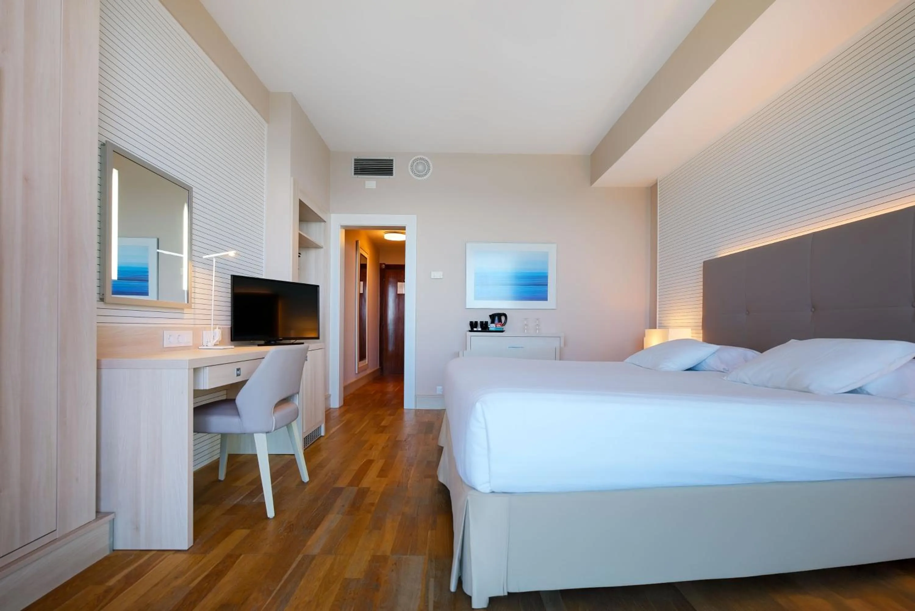 Photo of the whole room, Bed in Bull Reina Isabel & SPA