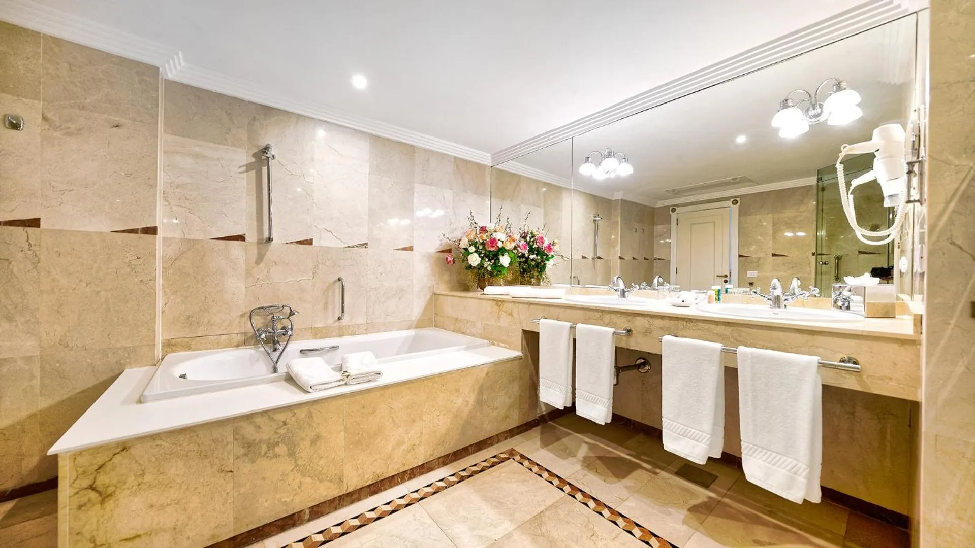 Bathroom in Bull Reina Isabel & SPA