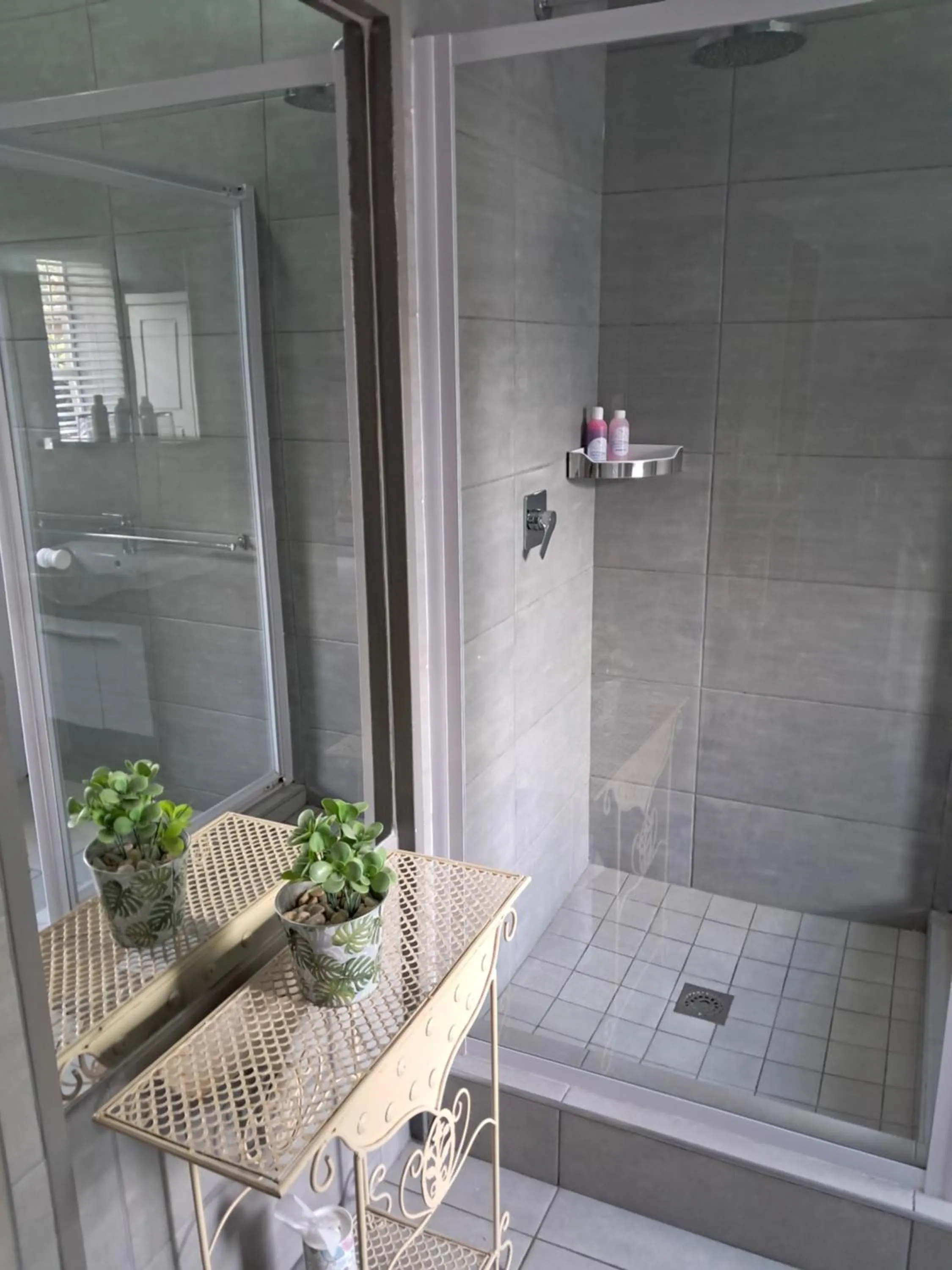 Shower in Jakkalsdraai Guest House