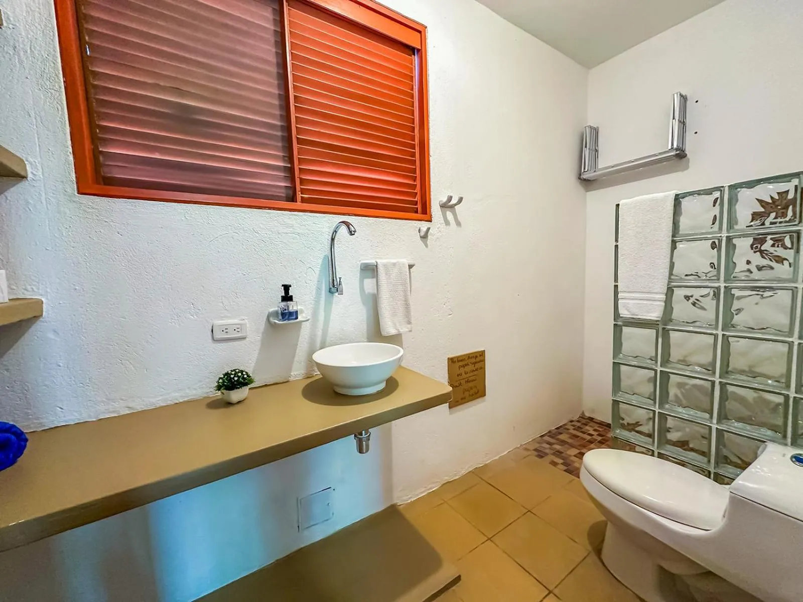 Shower in Hotel Chiniu