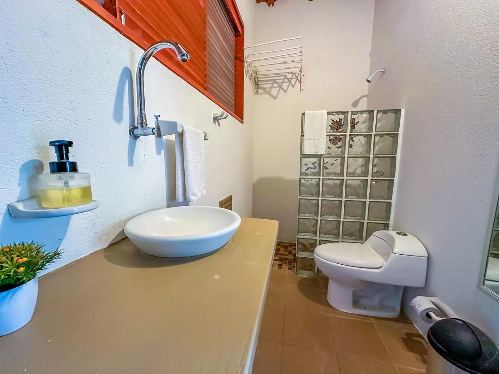 Shower in Hotel Chiniu