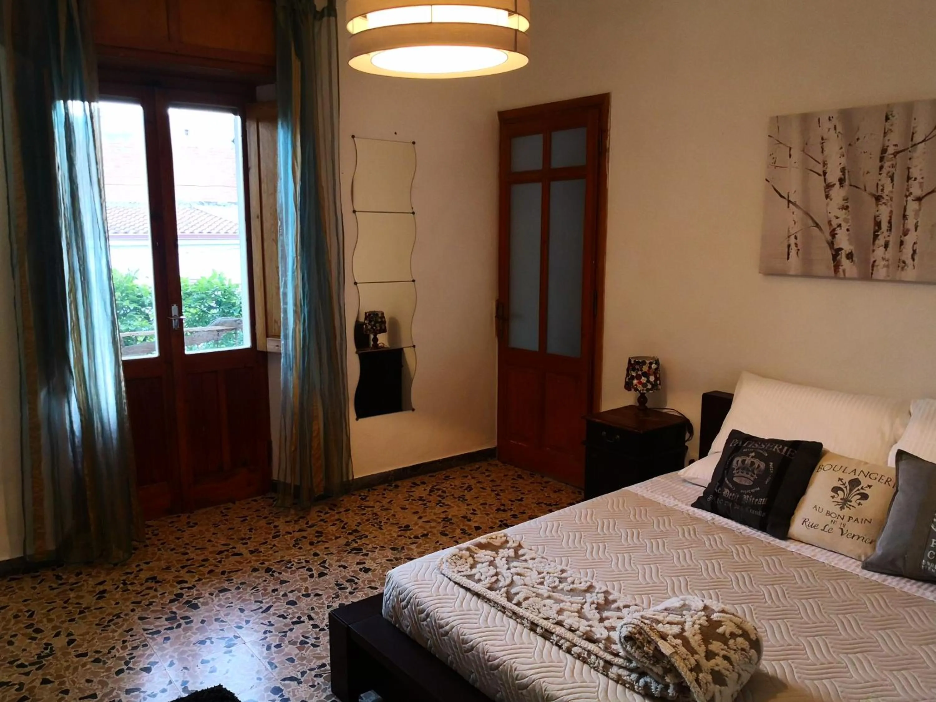 Photo of the whole room in Zia Chiarina