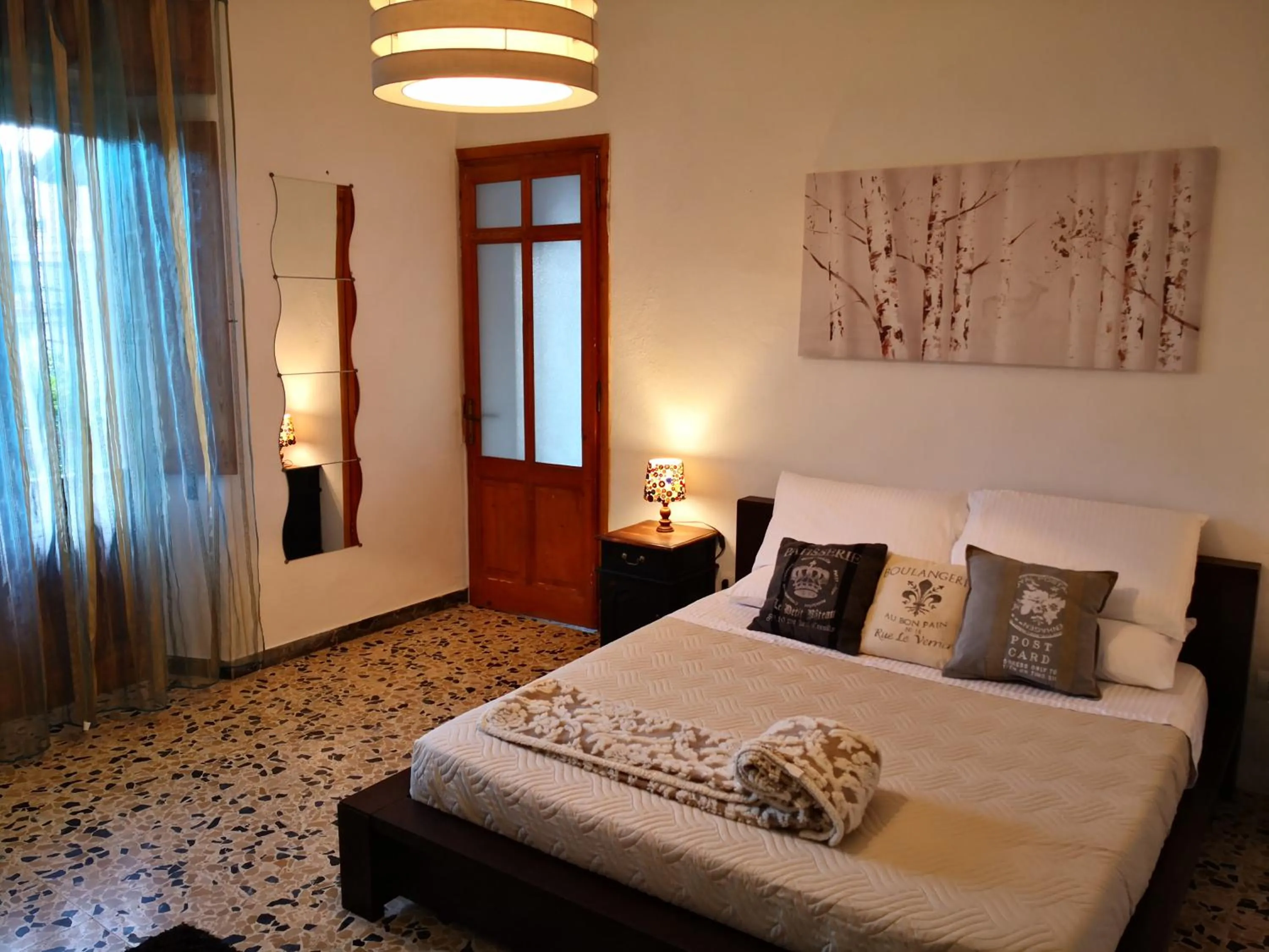 Photo of the whole room in Zia Chiarina