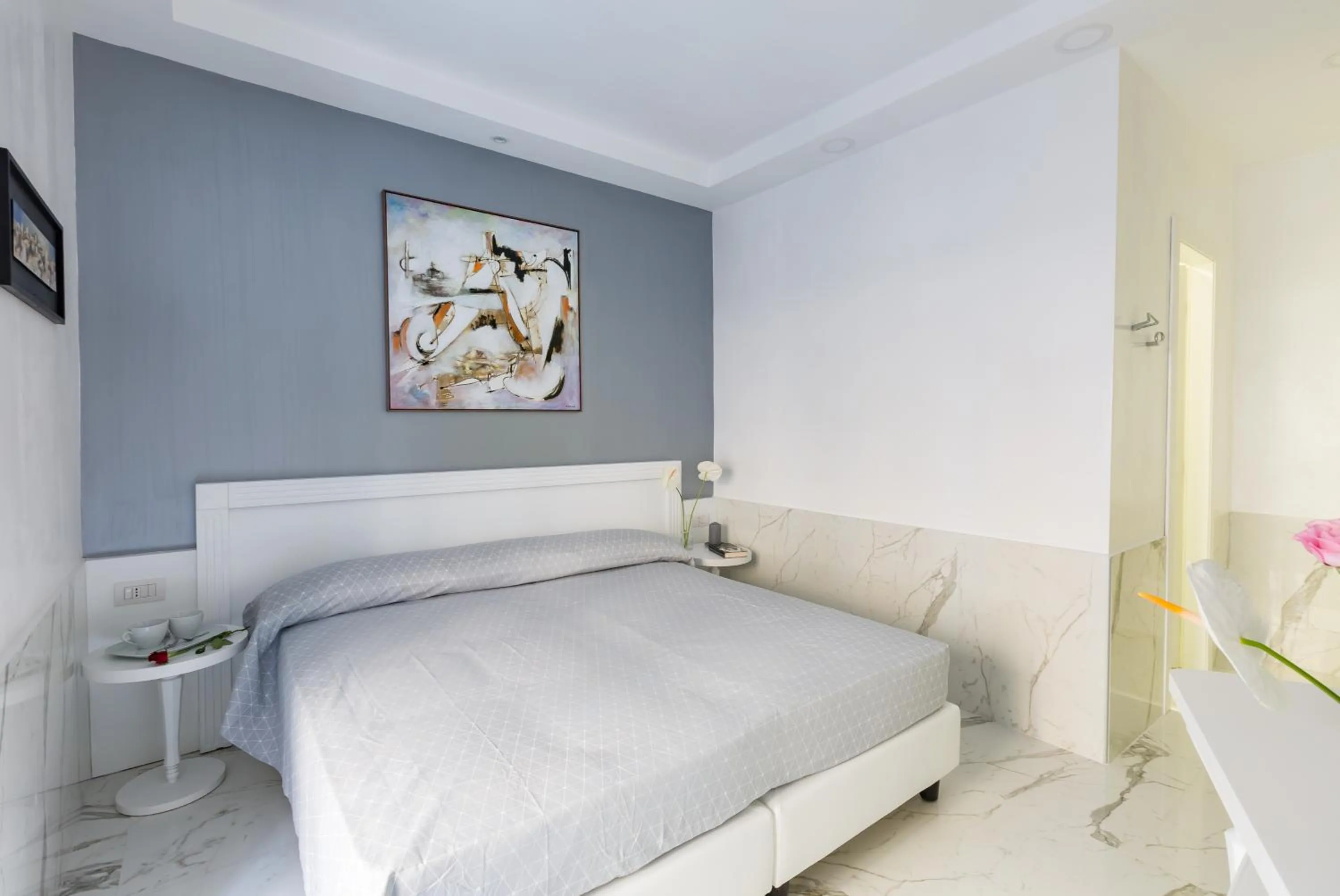 Photo of the whole room, Bed in Little Aurelius