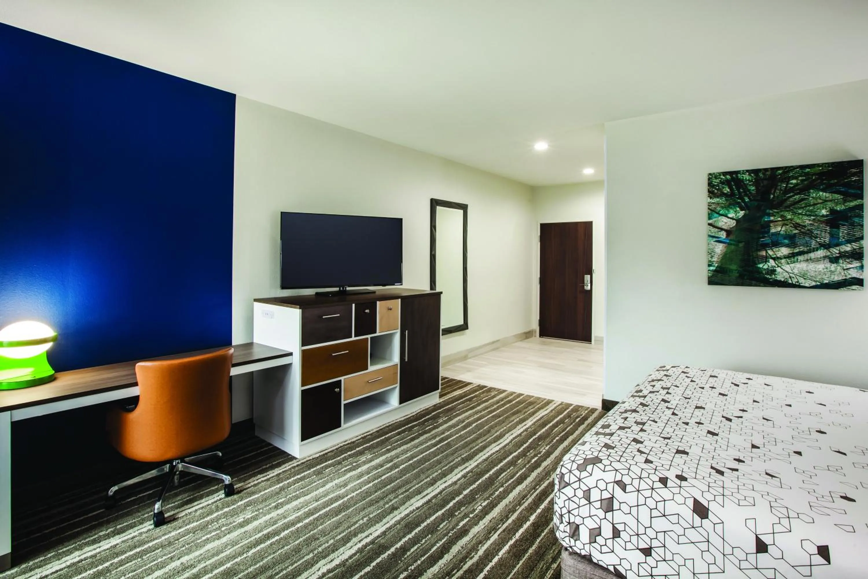 Photo of the whole room, Bed in La Quinta by Wyndham Owasso