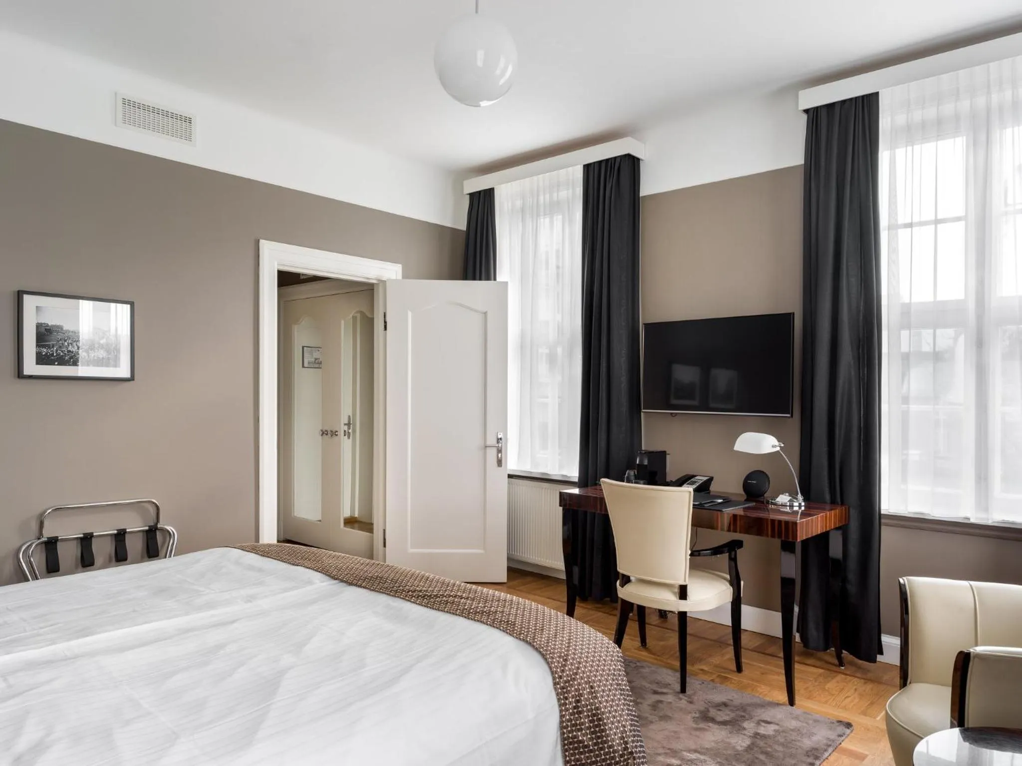 Bedroom, Bed in Hotel Borg by Keahotels