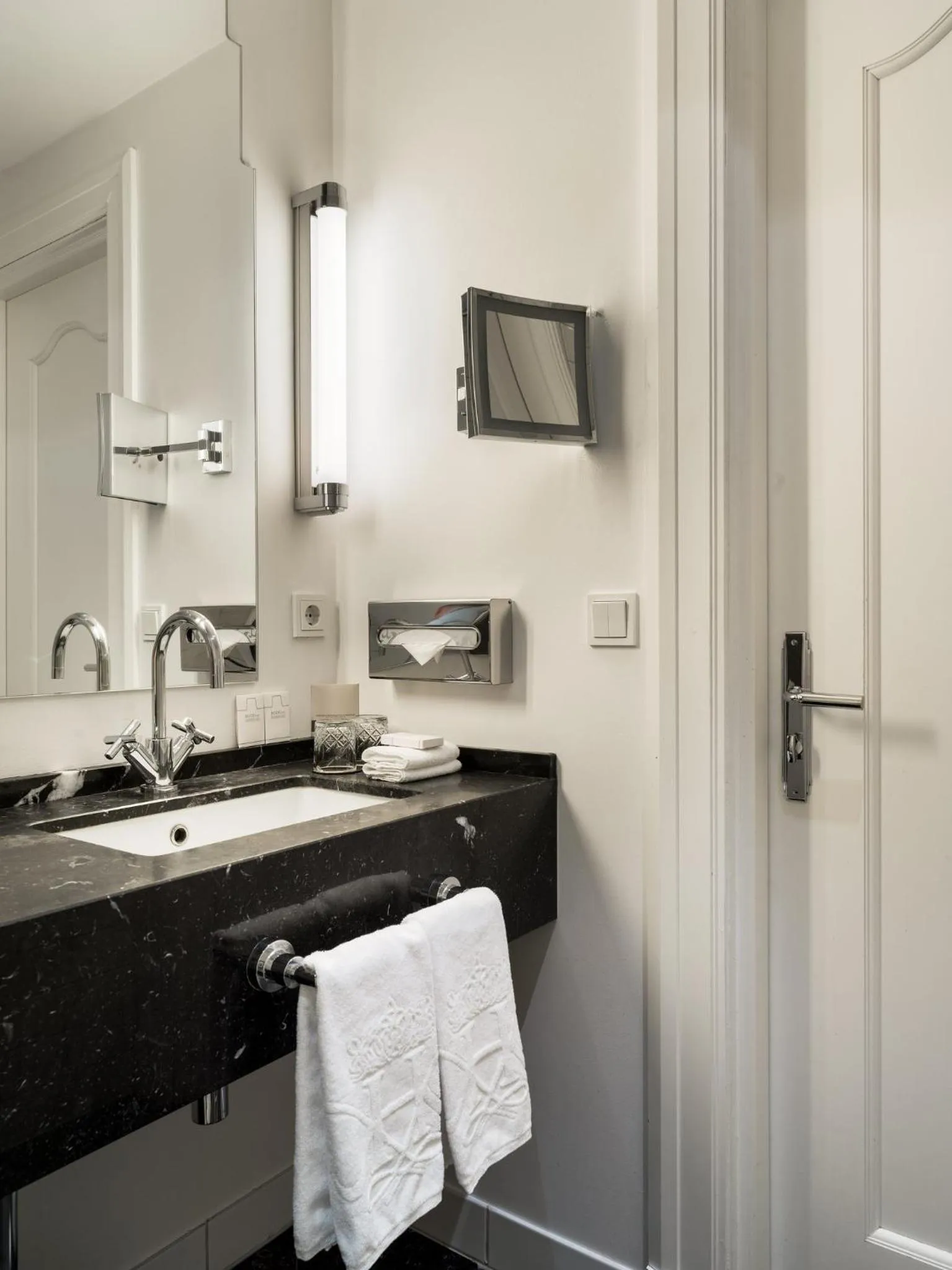 Bathroom in Hotel Borg by Keahotels