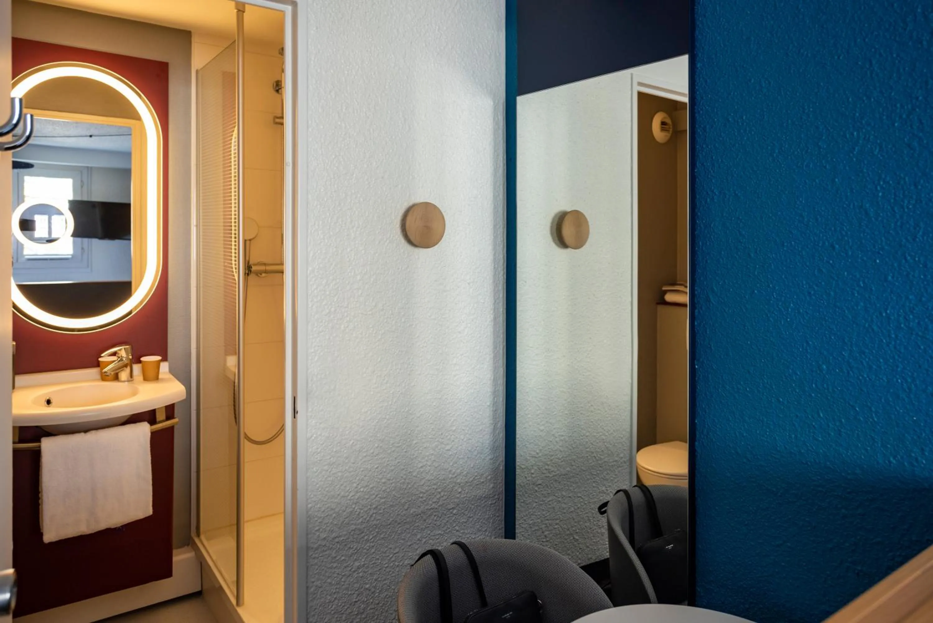 Bathroom in ibis Paris Italie Tolbiac