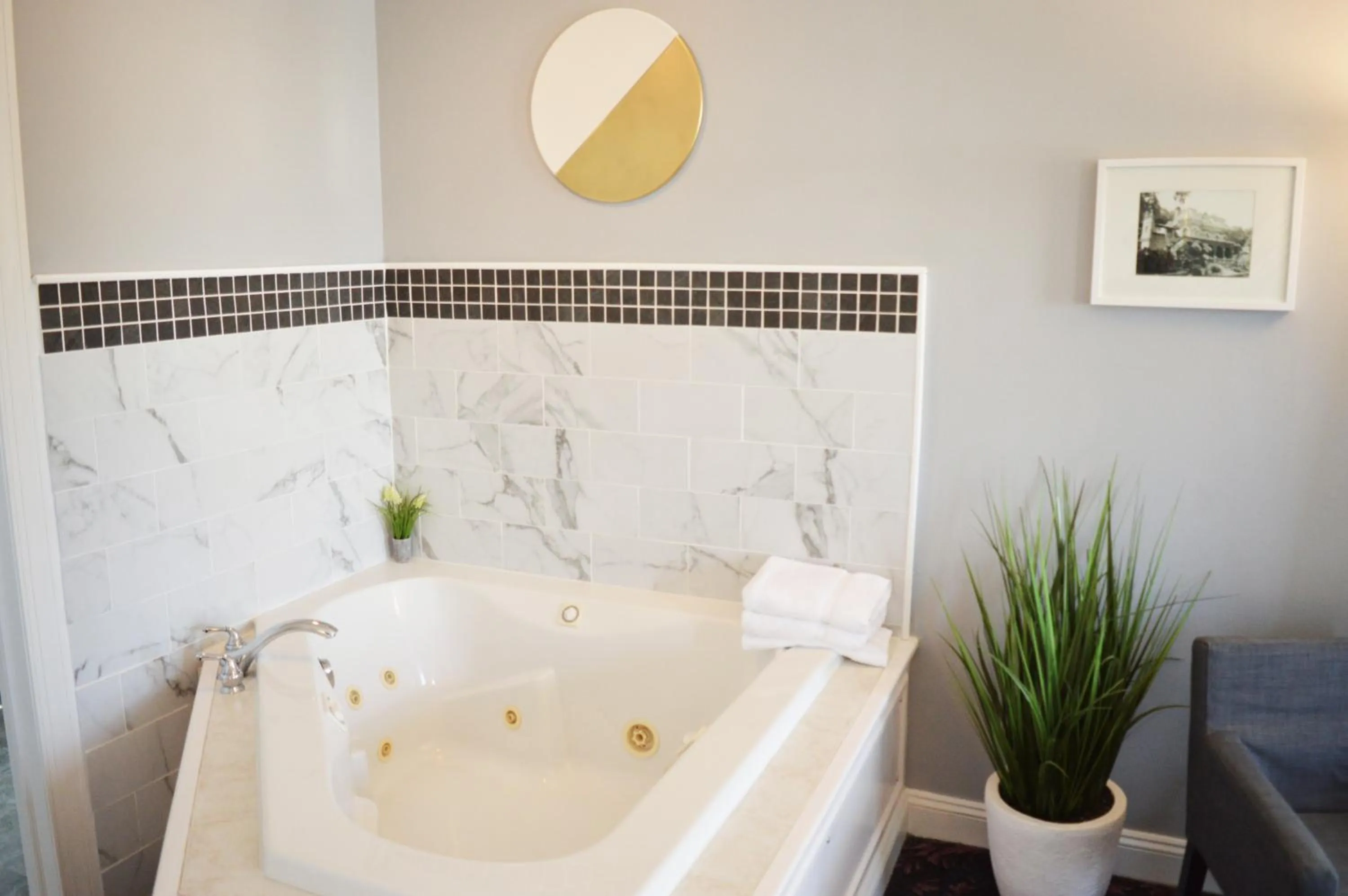 Hot Tub in Mountain View Suites