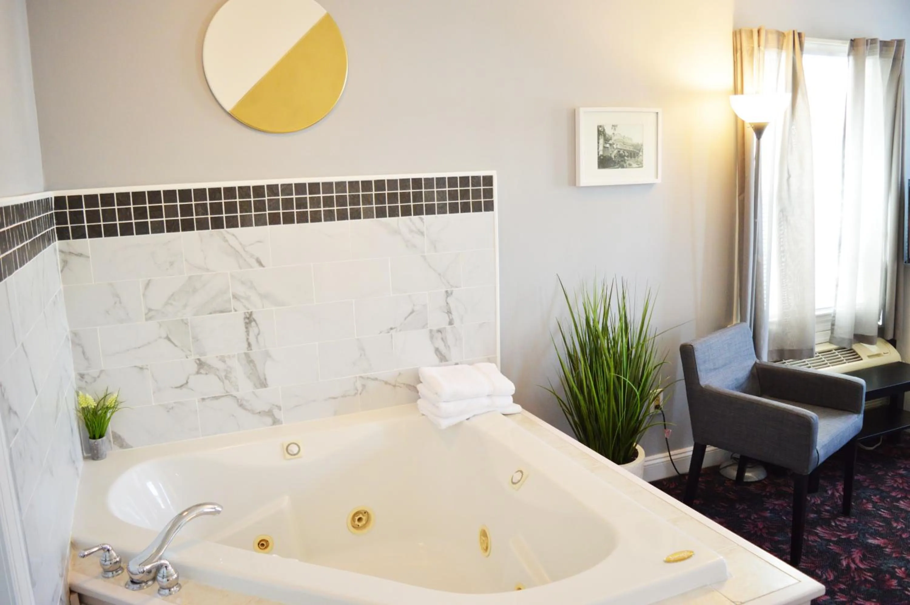 Hot Tub, Bed in Mountain View Suites