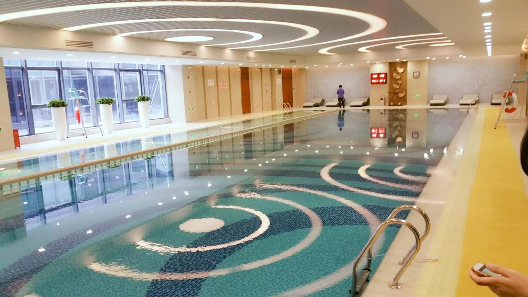 Swimming pool in Jinling Shihu Garden Hotel