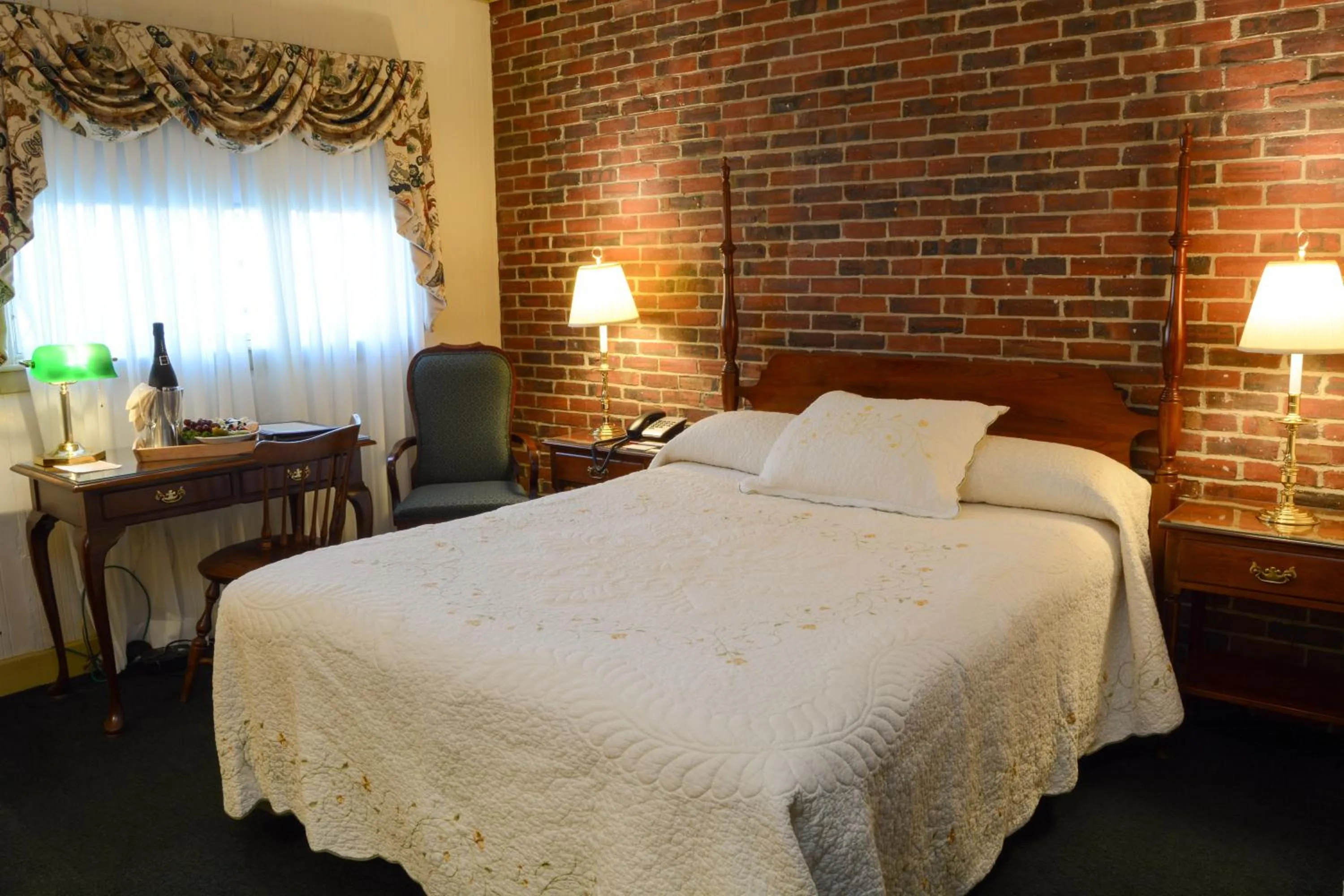 Bed in Lamies Inn & The Old Salt Tavern