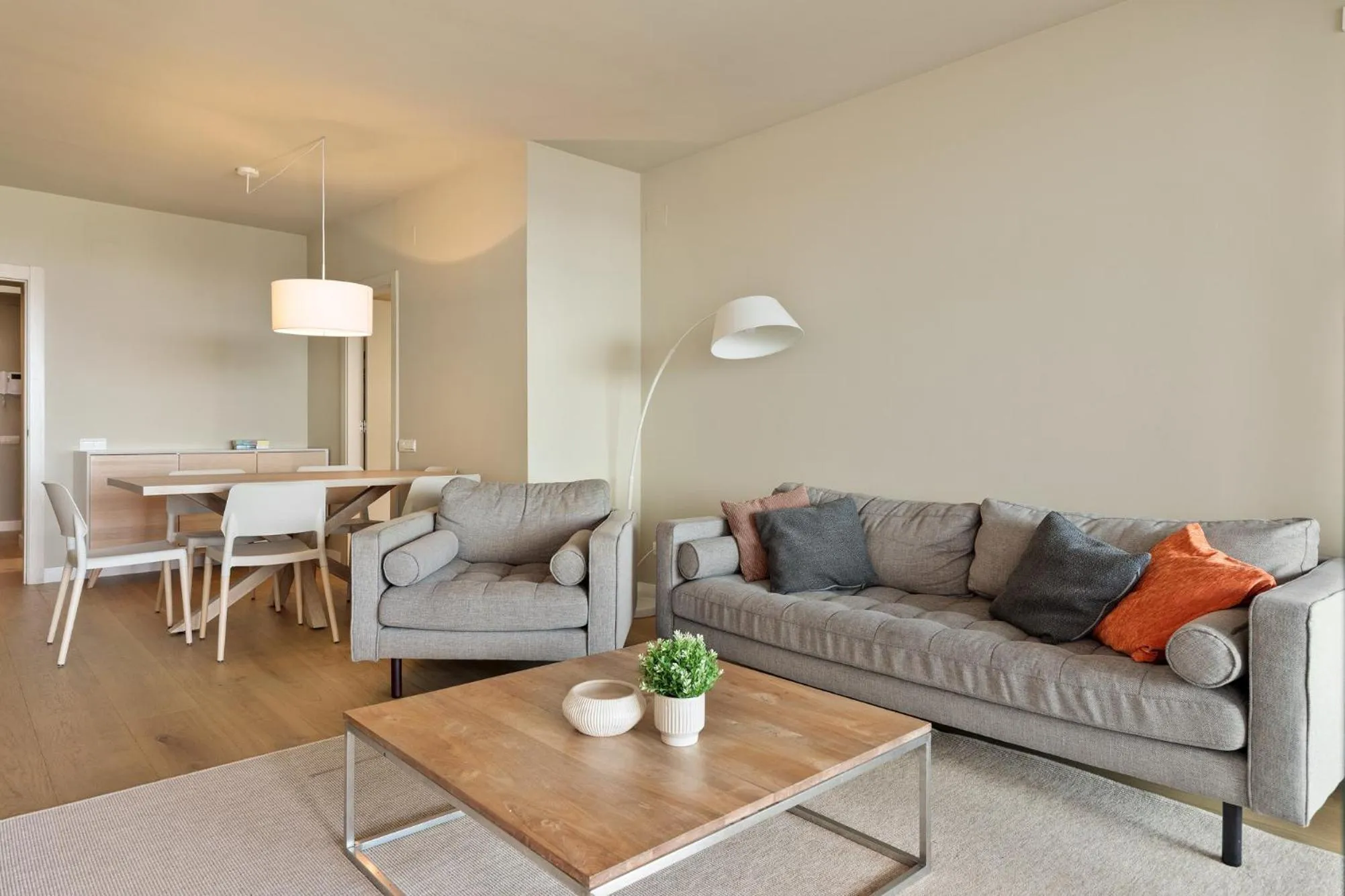 Dining area in Ola Living Merce