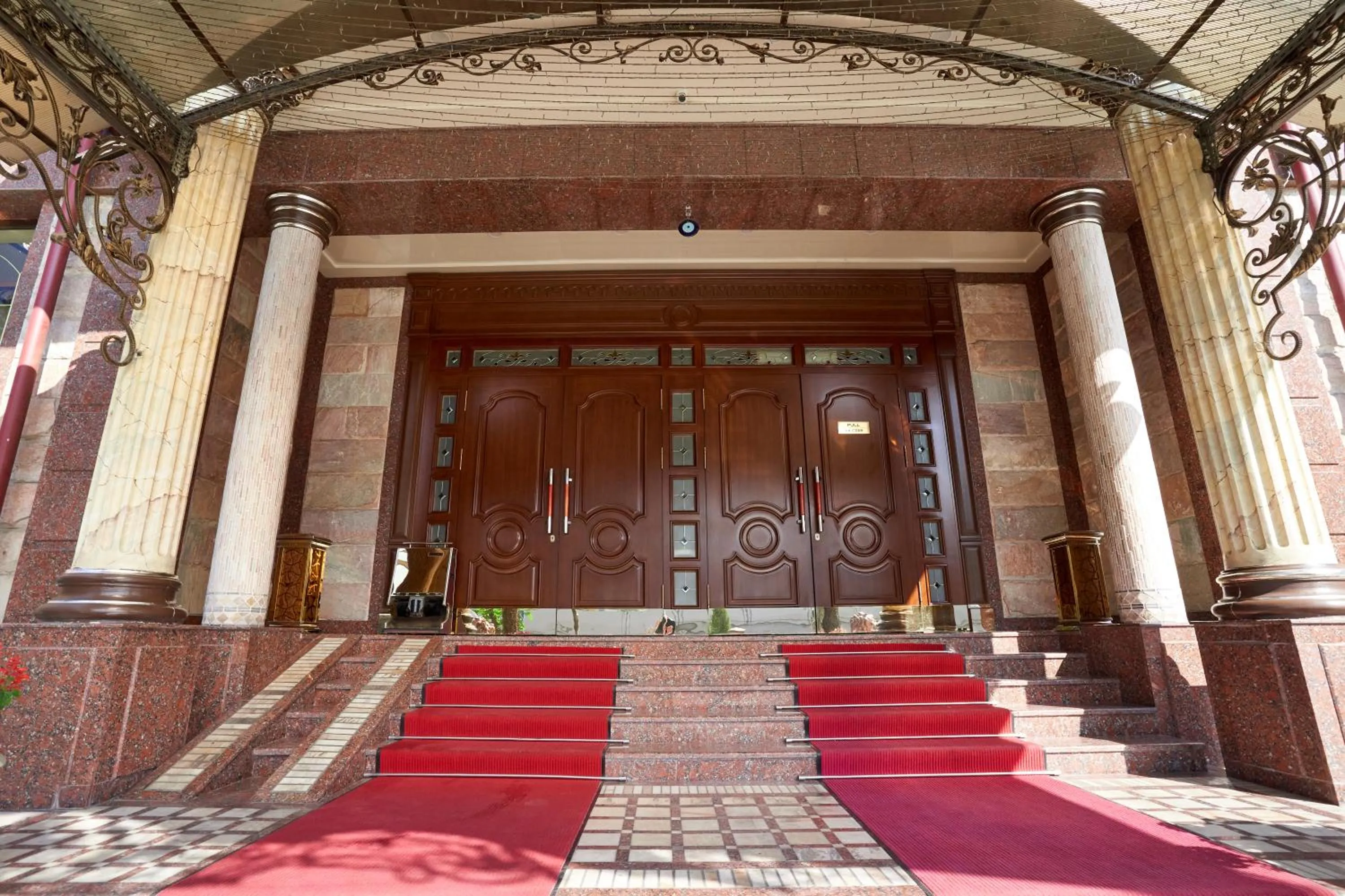 Facade/entrance in Rakat Plaza