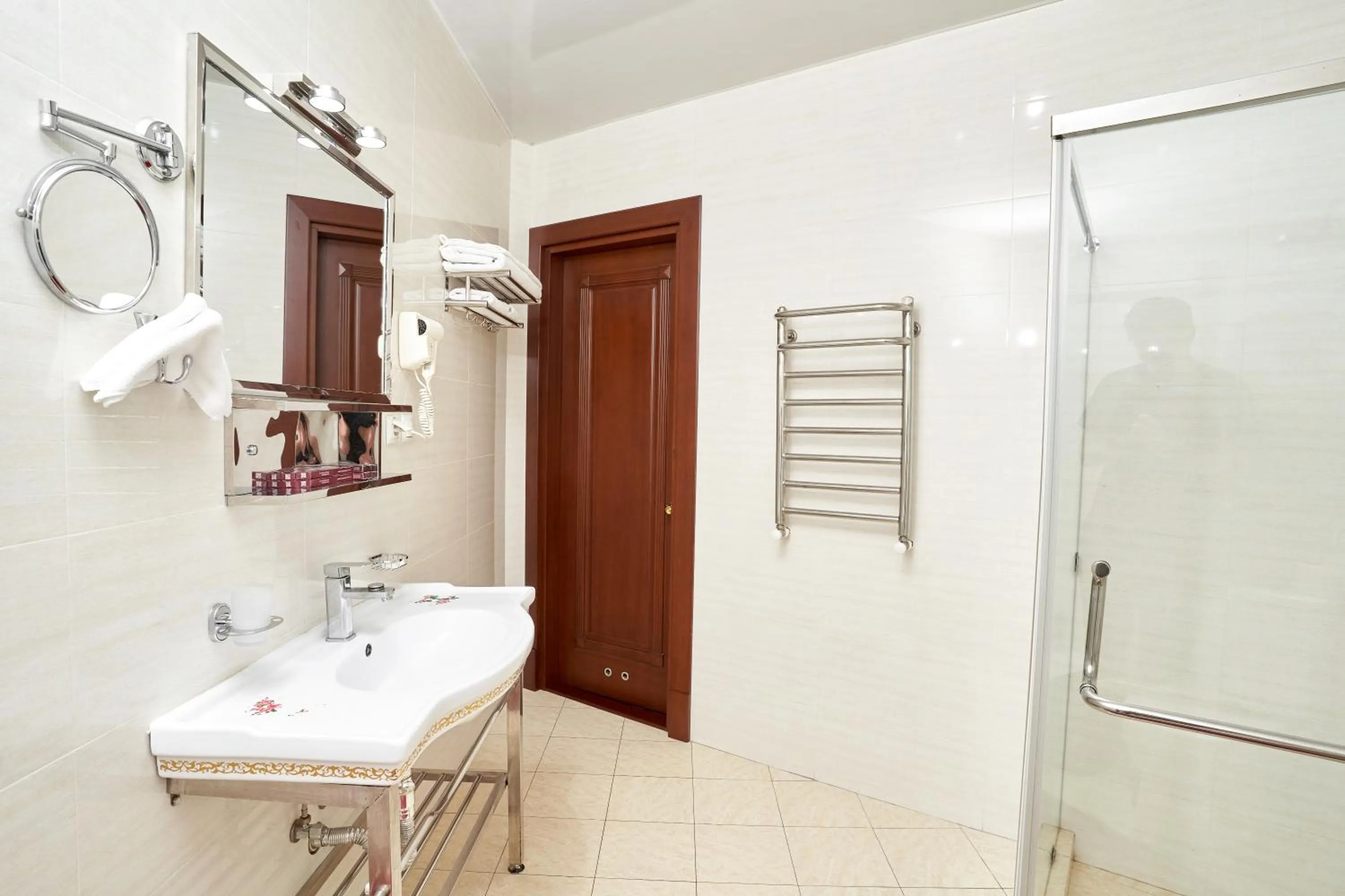 Shower in Rakat Plaza