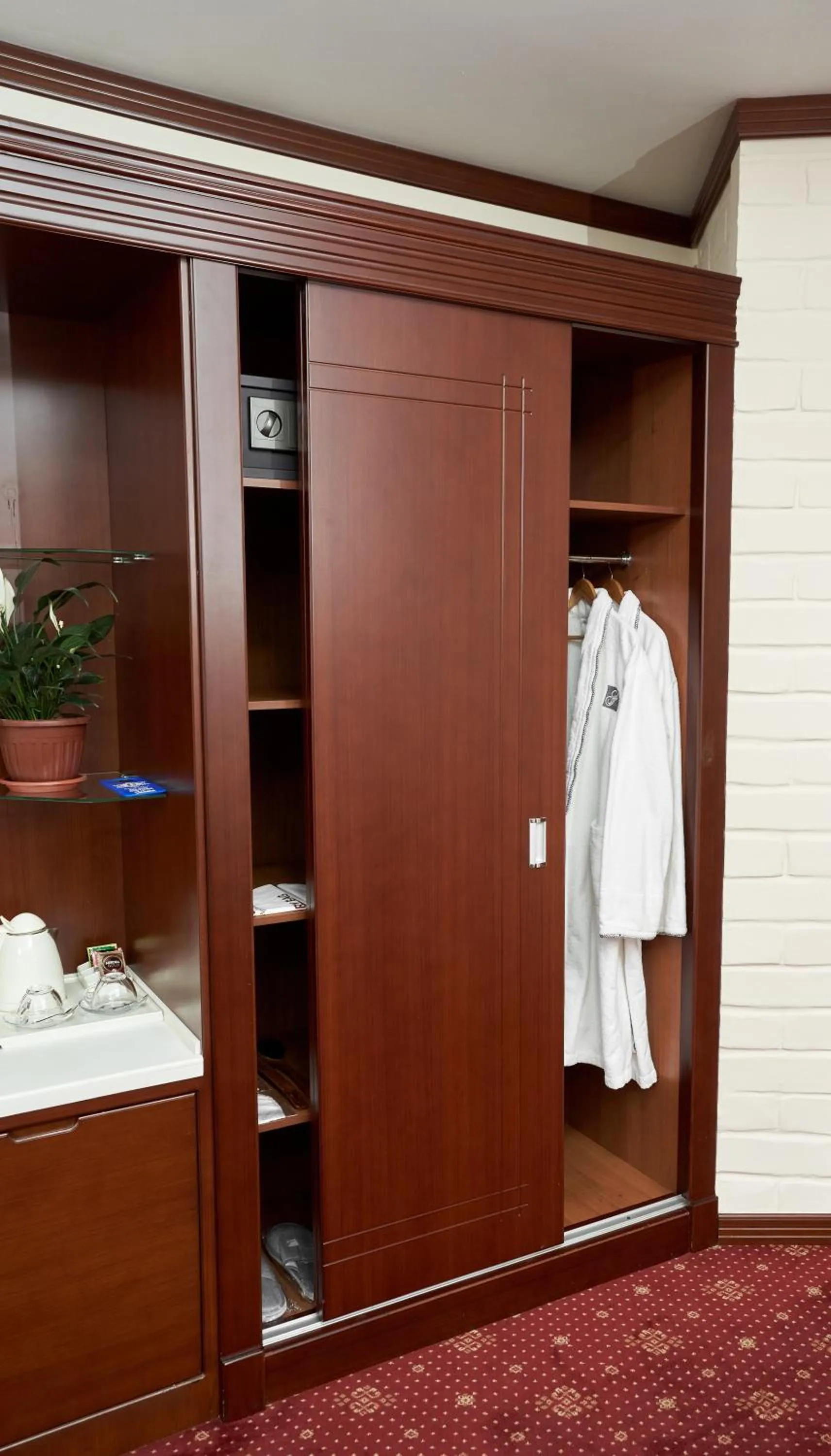 wardrobe in Rakat Plaza