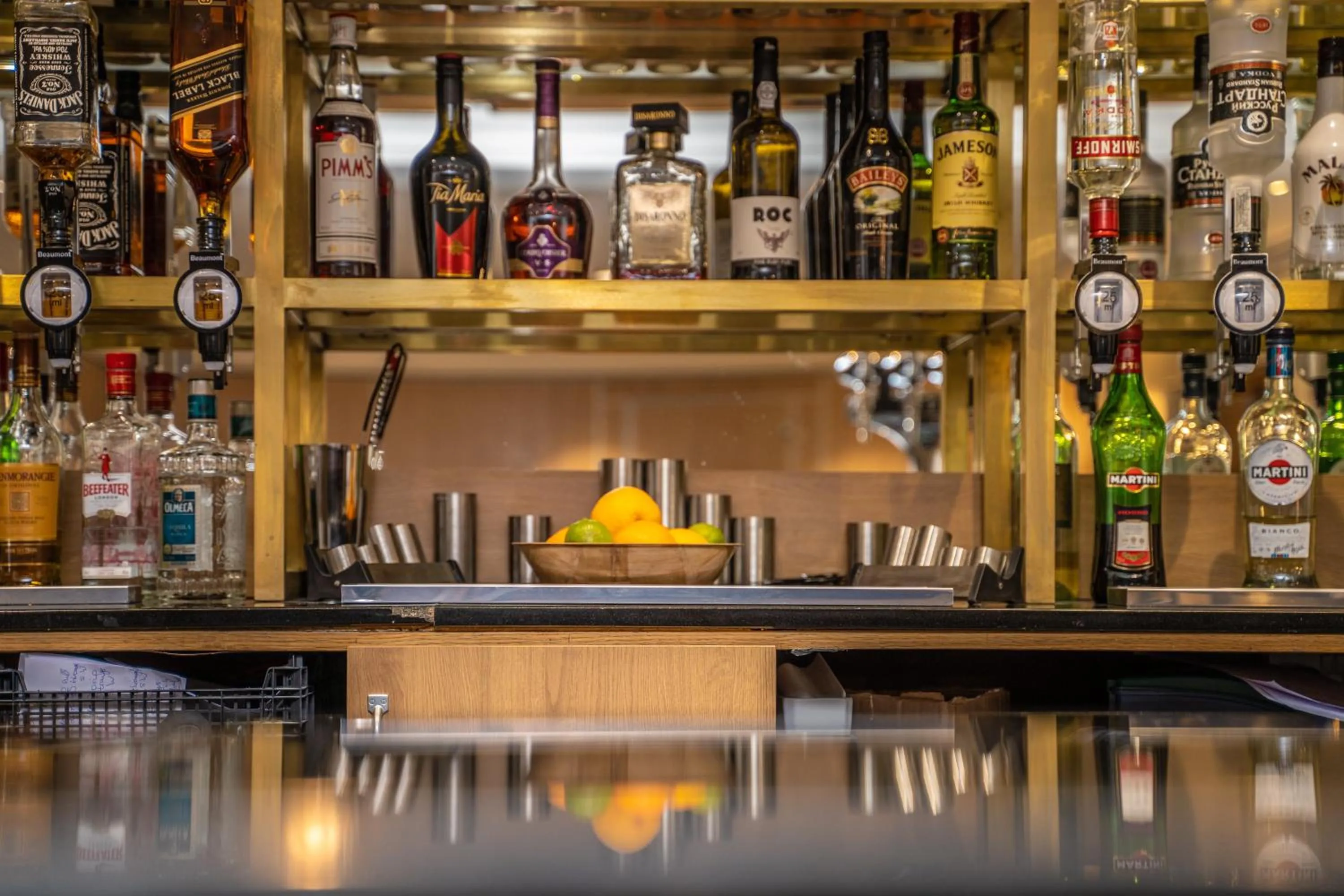 Lounge or bar in Holiday Inn - Leicester - Wigston by IHG