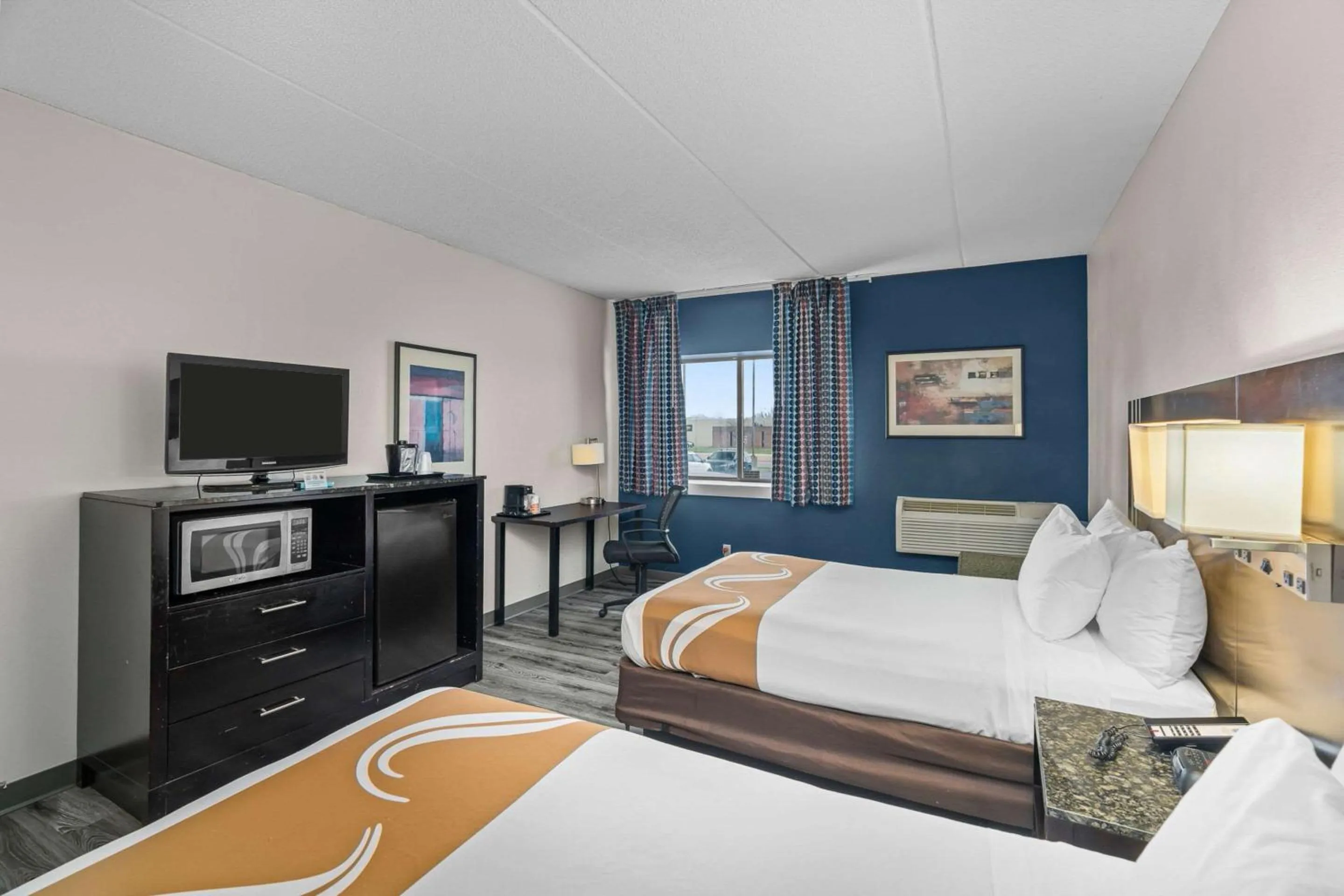 Bedroom in Quality Inn & Suites Mall of America - MSP Airport