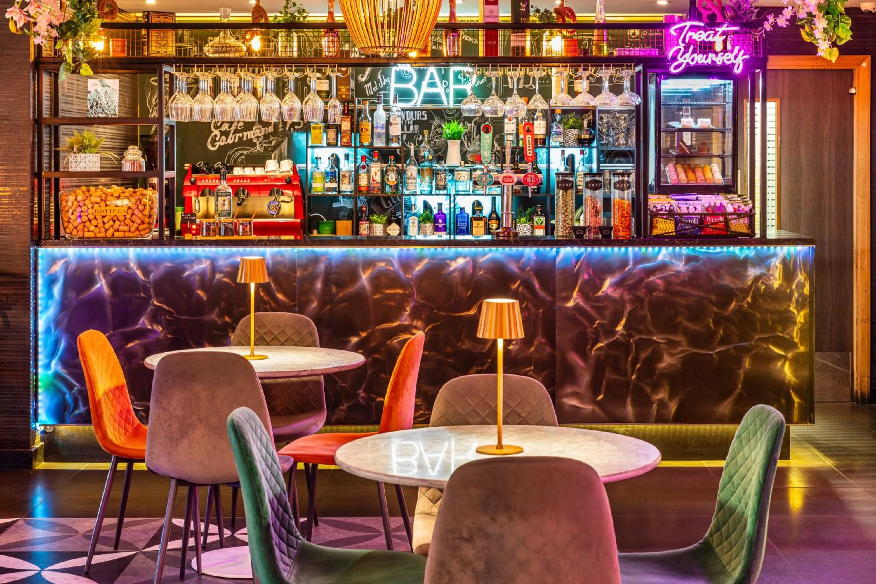 Lounge or bar in Mercure London Bridge