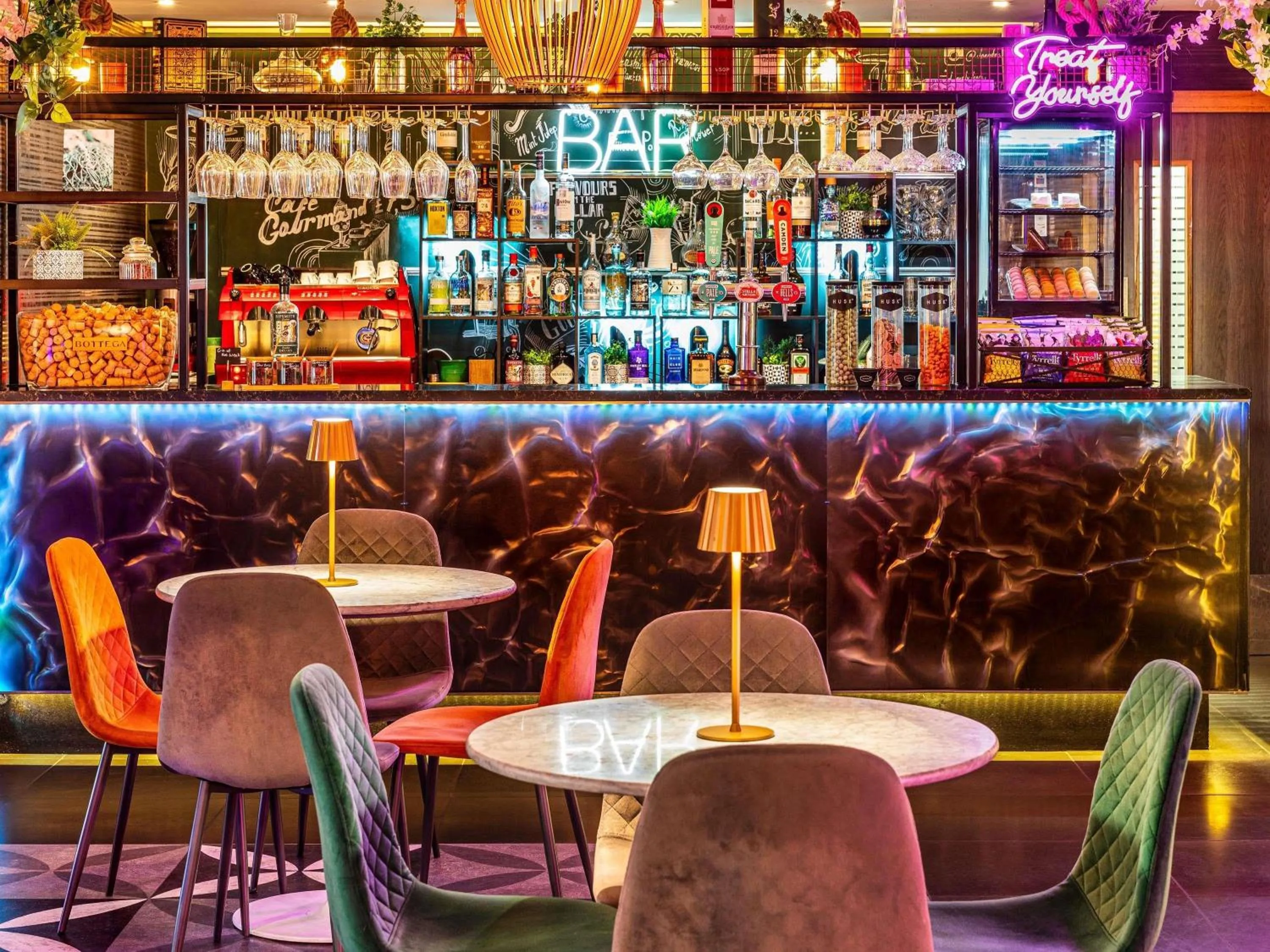 Lounge or bar in Mercure London Bridge
