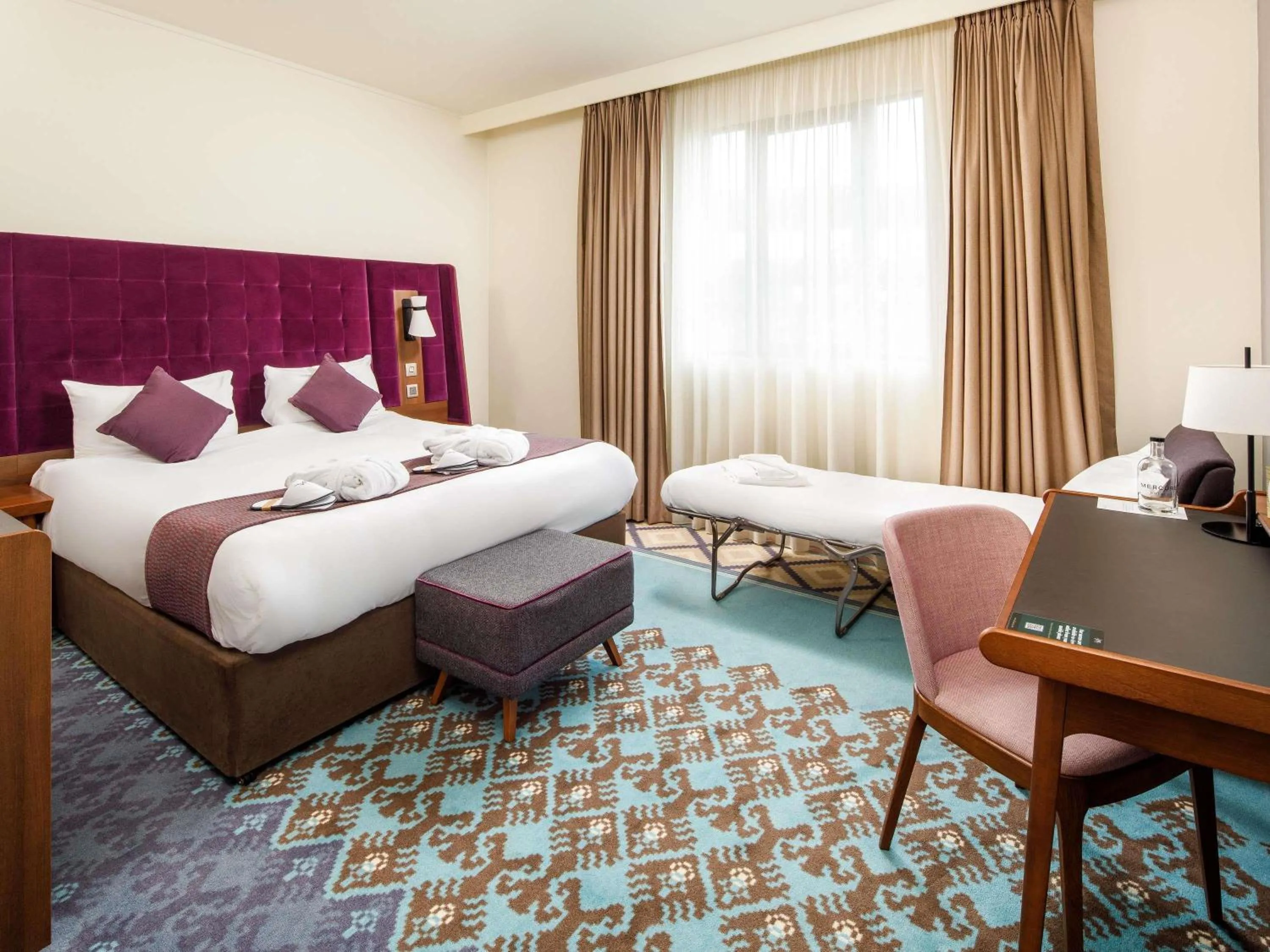 Privilege Queen Room with Convertible Sofa in Mercure London Bridge