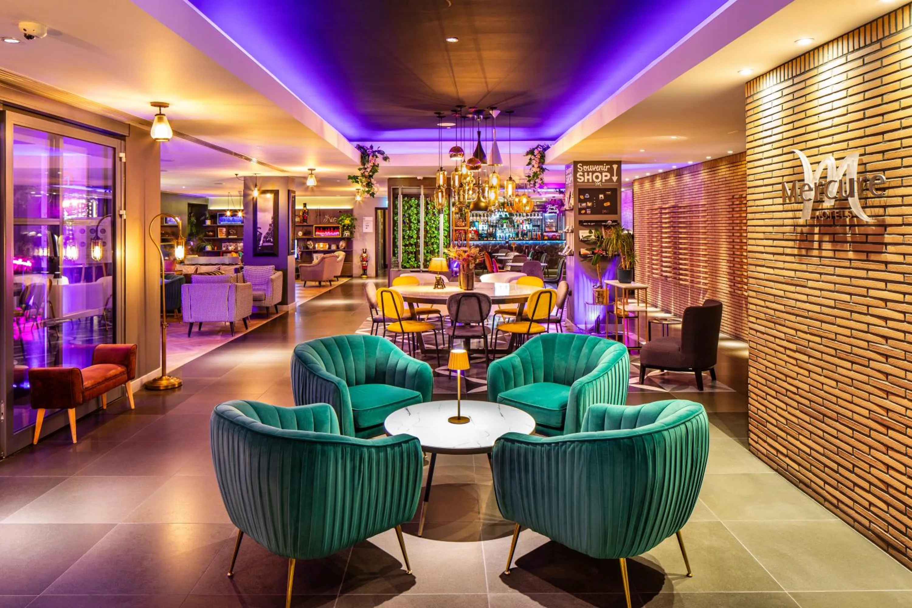 Lobby or reception in Mercure London Bridge