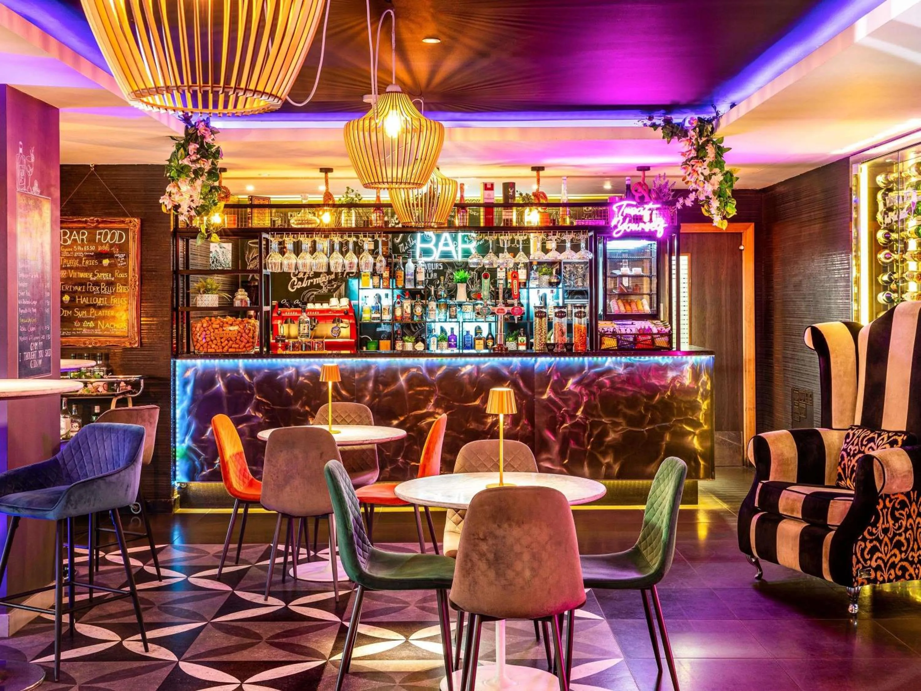 Lounge or bar in Mercure London Bridge