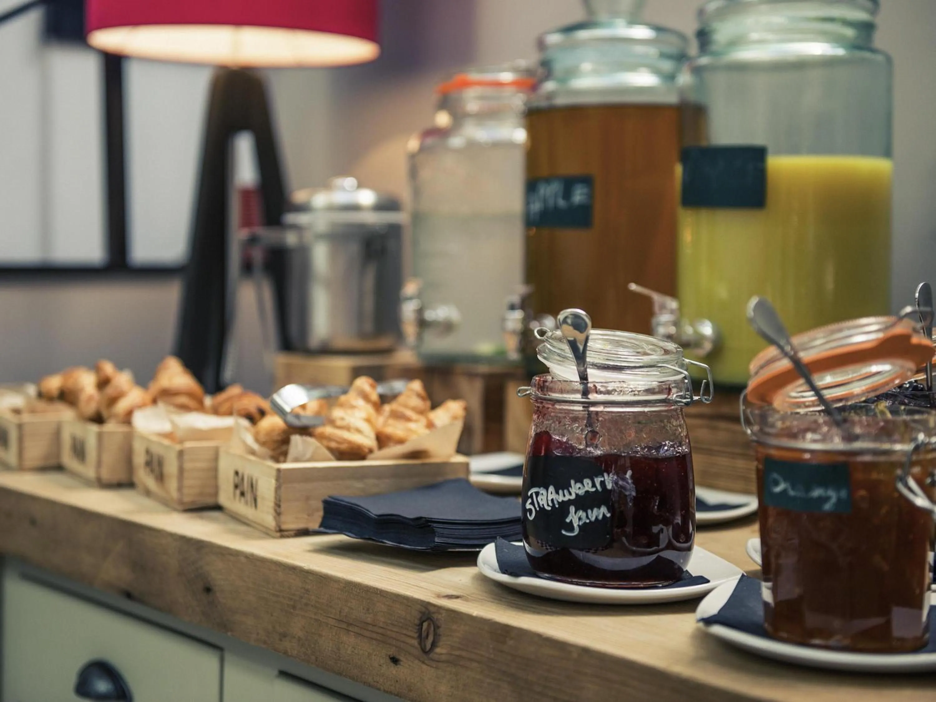 Restaurant/places to eat in Mercure London Bridge