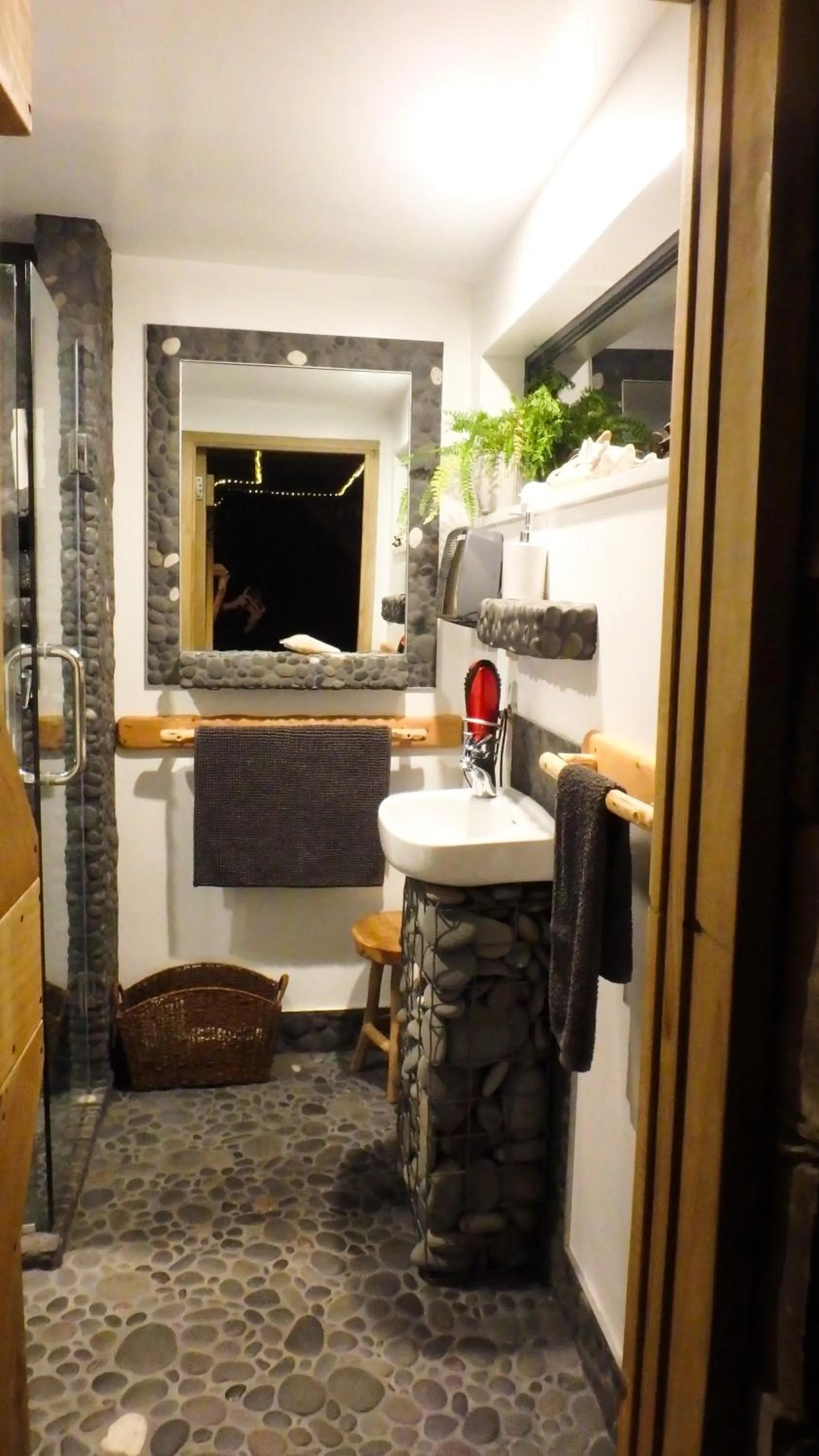 Shower in Tree House Lodge Bed & Breakfast