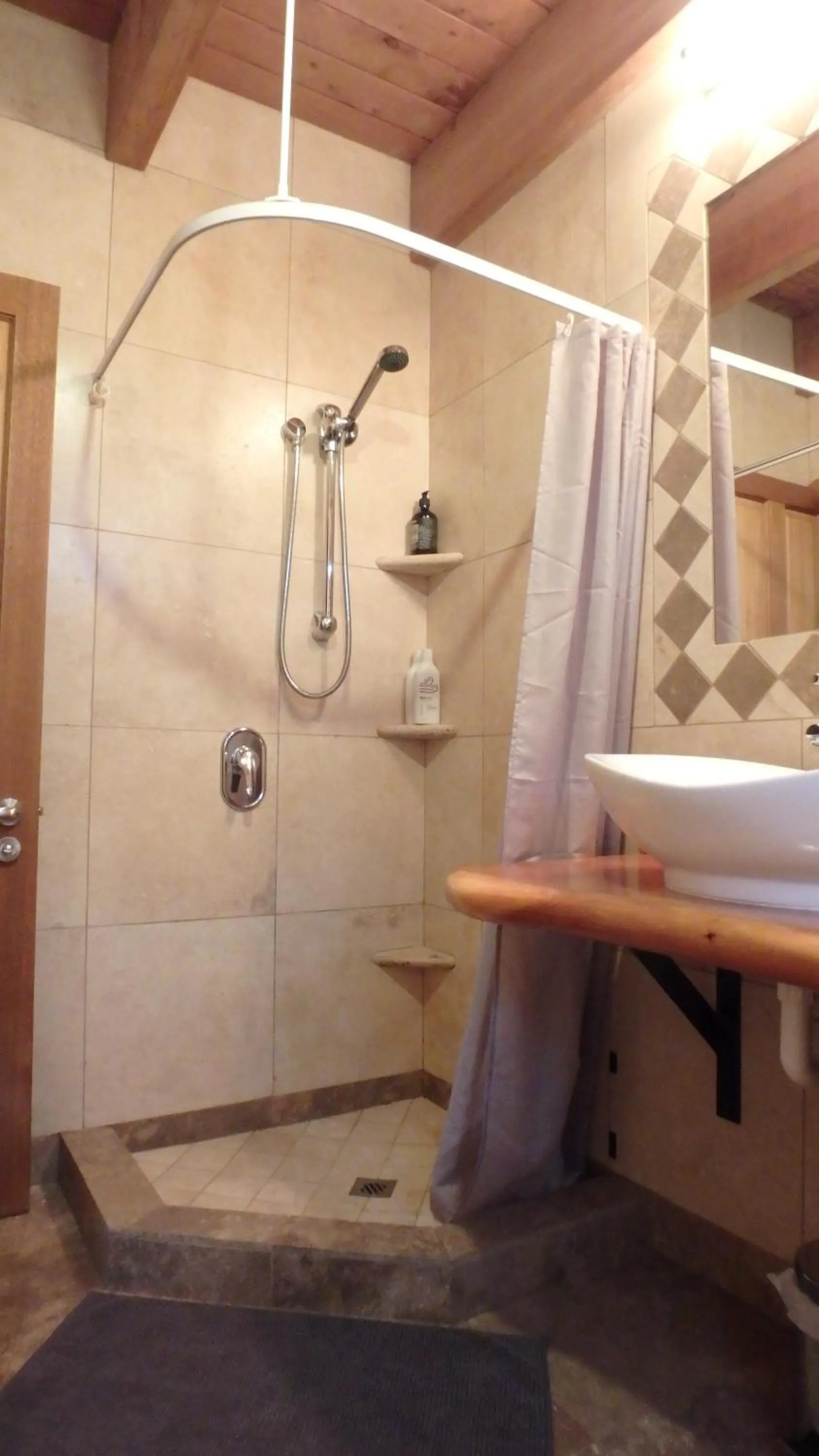 Shower in Tree House Lodge Bed & Breakfast