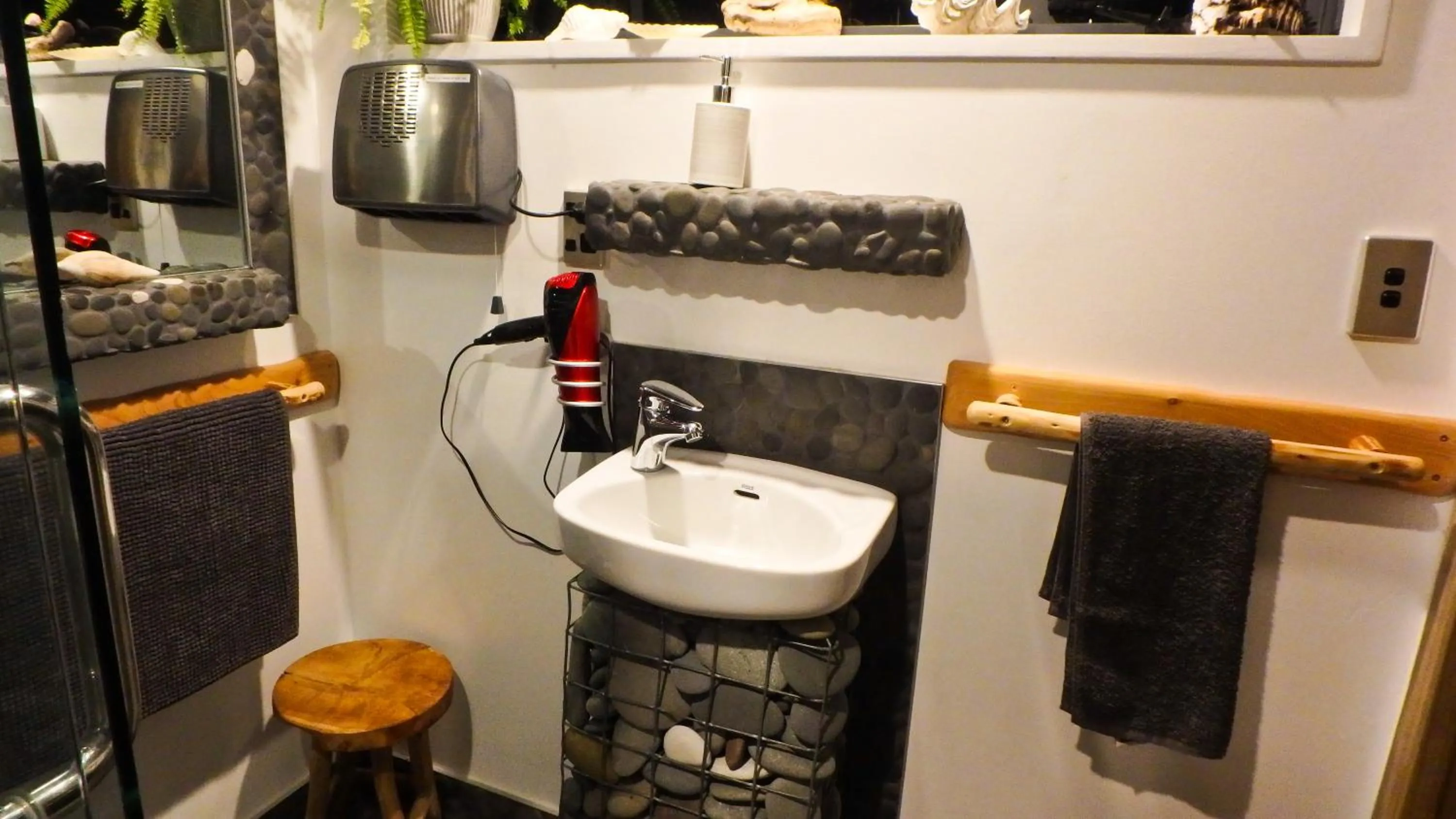 Shower in Tree House Lodge Bed & Breakfast