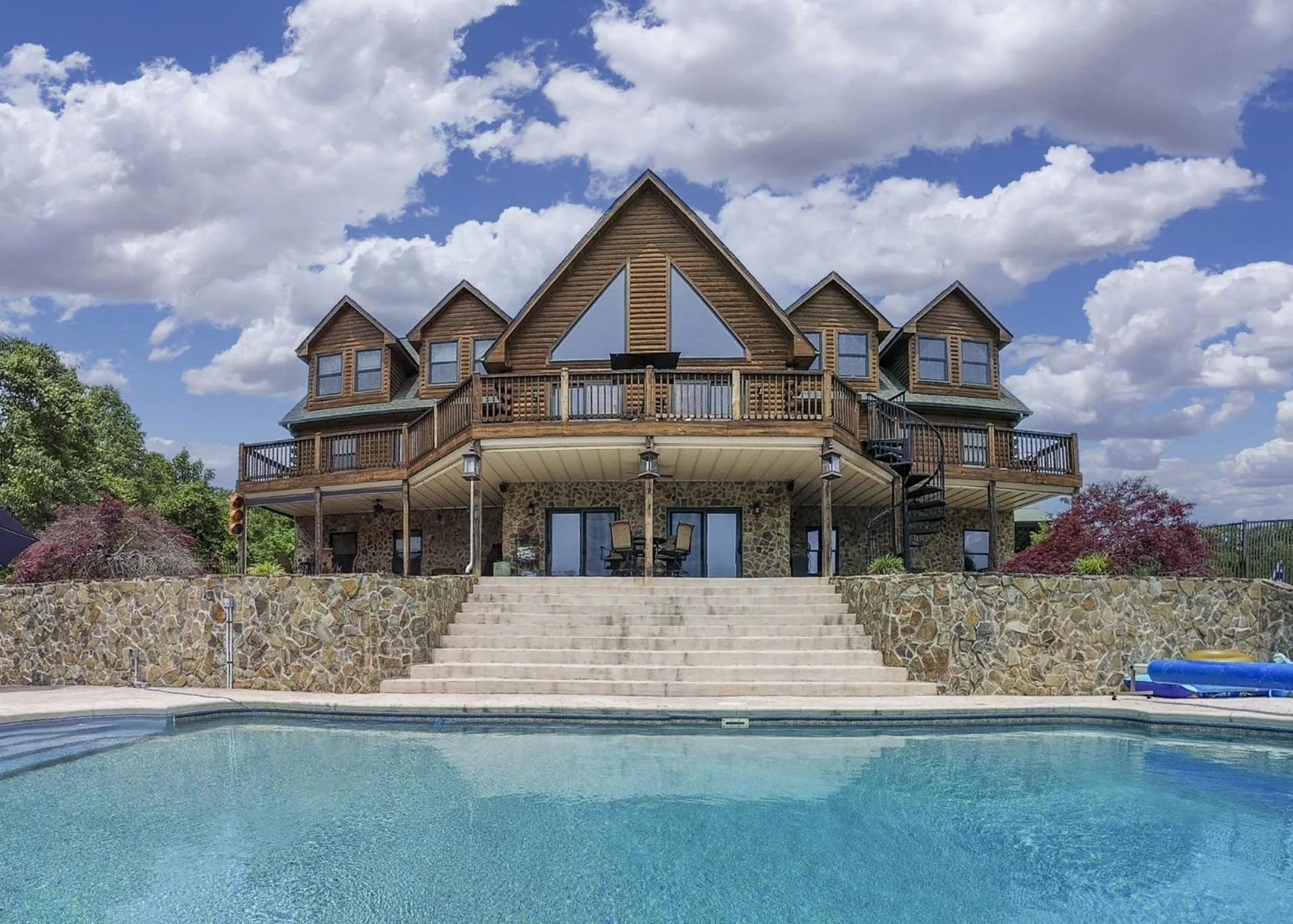 Pool view in Shirley's Bed And Breakfast