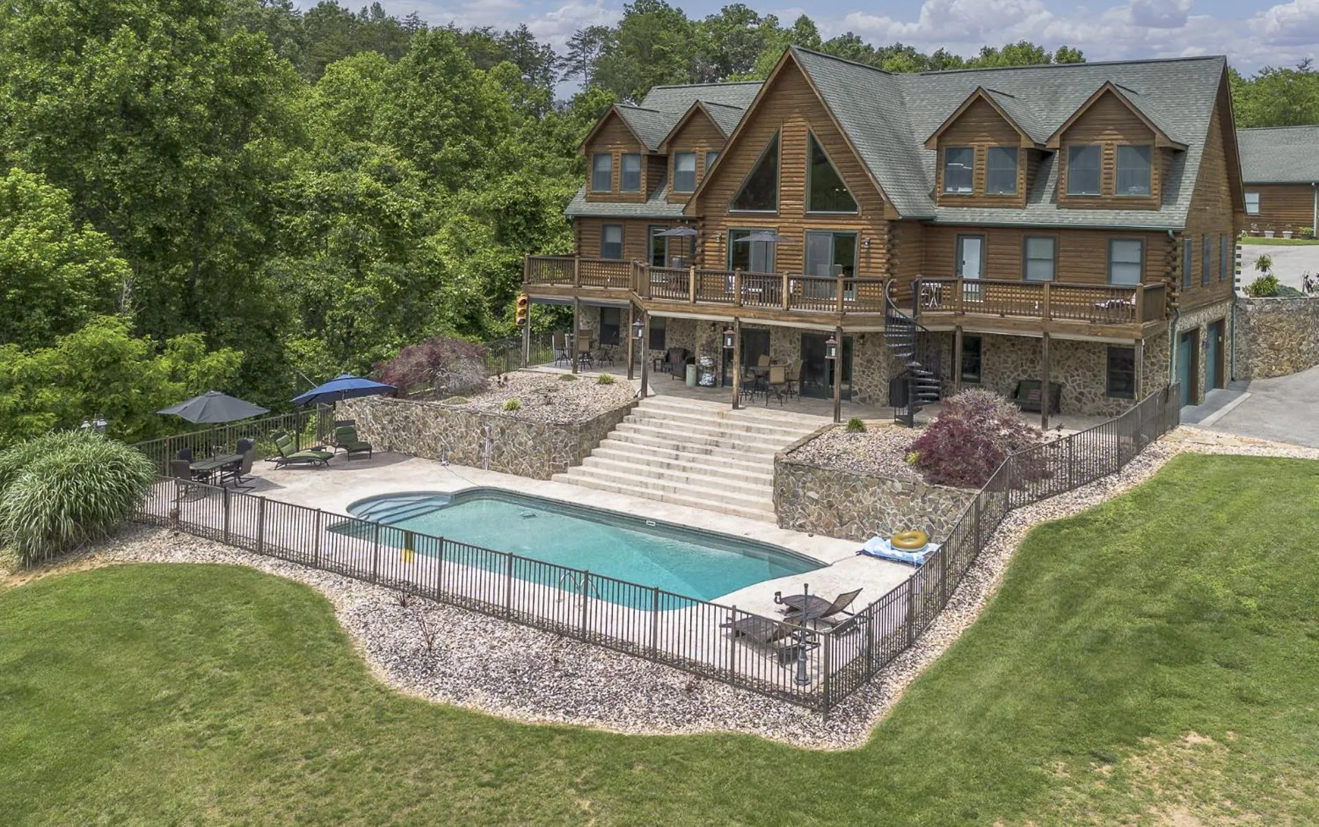 Pool view in Shirley's Bed And Breakfast